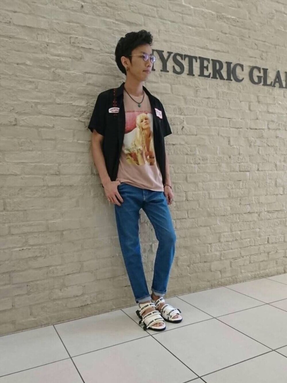 「Hysteric Glamour、夏コーデ、ヒス、ヒステリックグラマー、コートニーラブ、hys、hysmag、ヒスマグ、エンジニアシャツ」｜「HYSTERIC GLAMOURのLOGO VELCRO サンダルスニーカー（サンダル、ホワイト系）」を使った、TEPPEIYAMASAKIさん（メンズ・175cm）の夏コーディネートの1枚目の写真