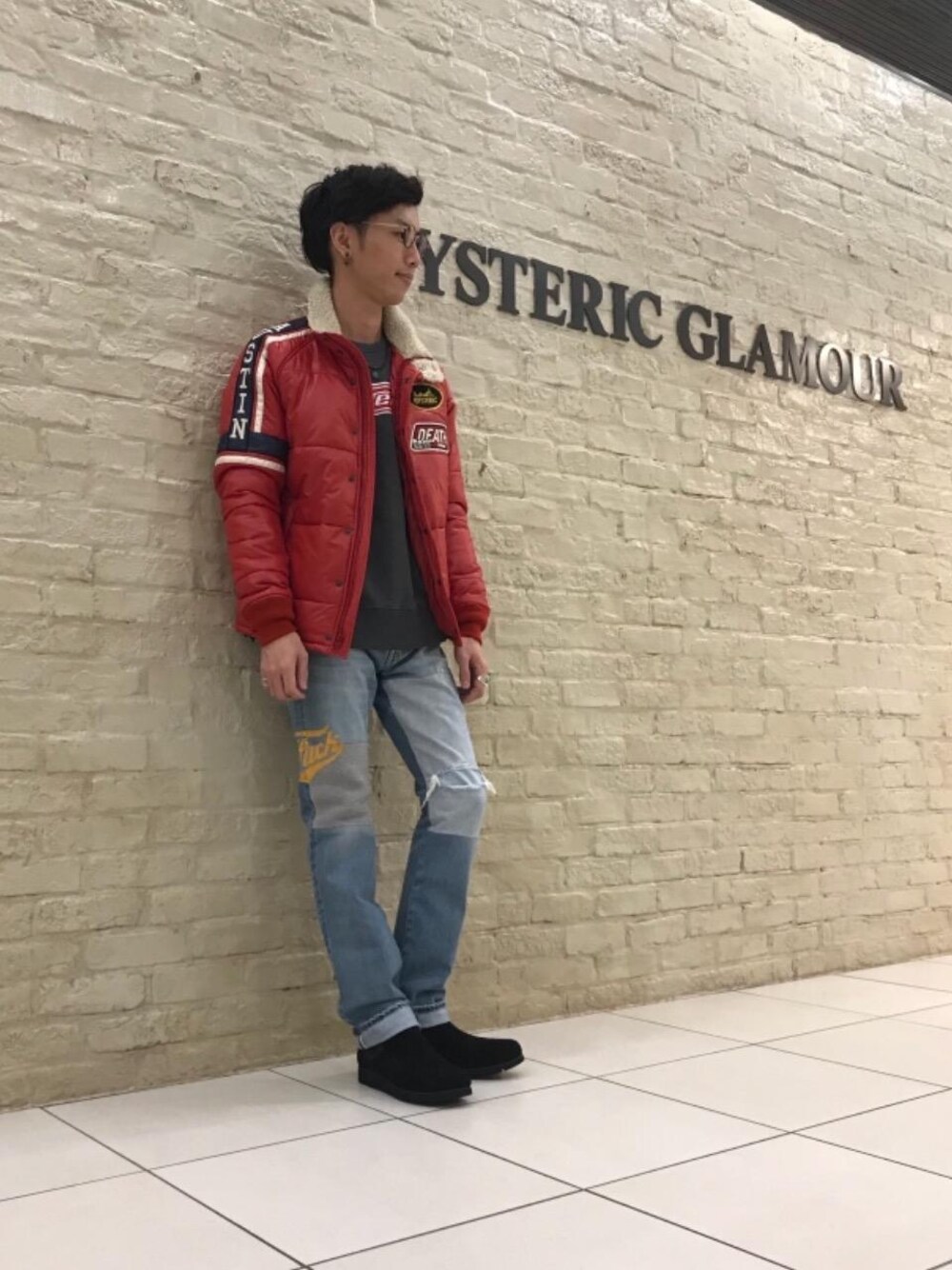 「デニム、ダウン、大人カジュアル、Hysteric Glamour、プリマロフト、シンプルコーデ、ヒス、ヒステリックグラマー、hys、冬のアウター」｜「HYSTERIC GLAMOURのHYS BOX LOGO pt SW（スウェット、グレー系）」を使った、TEPPEIYAMASAKIさん（メンズ・175cm）の秋コーディネートの1枚目の写真