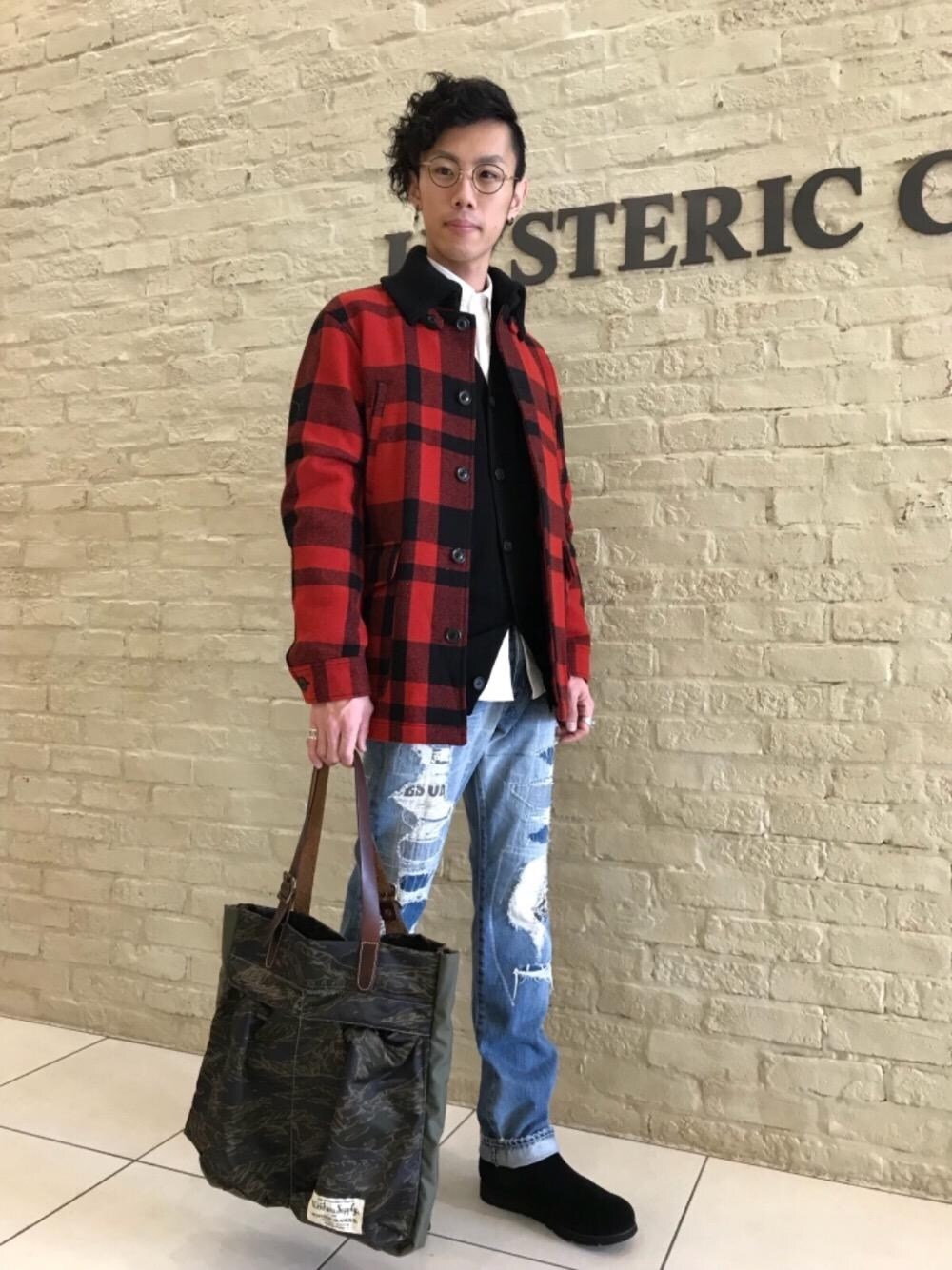 その他のトートバッグ、ブルー系のデニムパンツ、レッド系のカバーオールを着用したメンズの冬コーディネートの1枚目の写真