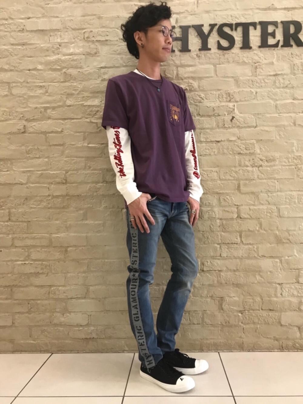 ブラック系のスニーカー、ブルー系のデニムパンツ、ホワイト系のTシャツ/カットソーを着用したメンズの冬コーディネートの1枚目の写真