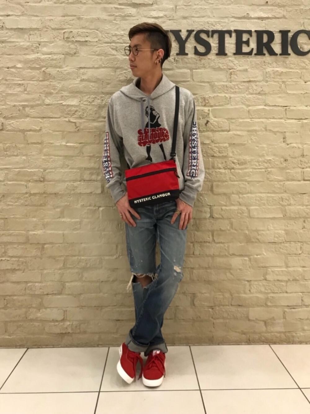 「スニーカー、デニム、シンプル、パーカー、大人カジュアル、Hysteric Glamour、ヒス、ヒステリックグラマー、hys、初春におすすめ」｜「HYSTERIC GLAMOURのCN加工デニム スリムストレートPT（デニムパンツ、ブルー系）」を使った、TEPPEIYAMASAKIさん（メンズ・175cm）の春コーディネートの1枚目の写真