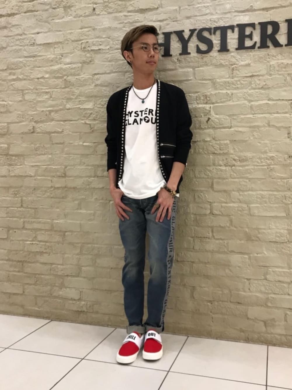 「カーディガン、デニム、シンプル、スタッズ、大人カジュアル、Hysteric Glamour、ヒス、ヒステリックグラマー、ラインパンツ、hys」｜「HYSTERIC GLAMOURのSP加工Sデニム サイドラインリメイクスリムPT（デニムパンツ、ブルー系）」を使った、TEPPEIYAMASAKIさん（メンズ・175cm）の春コーディネートの1枚目の写真