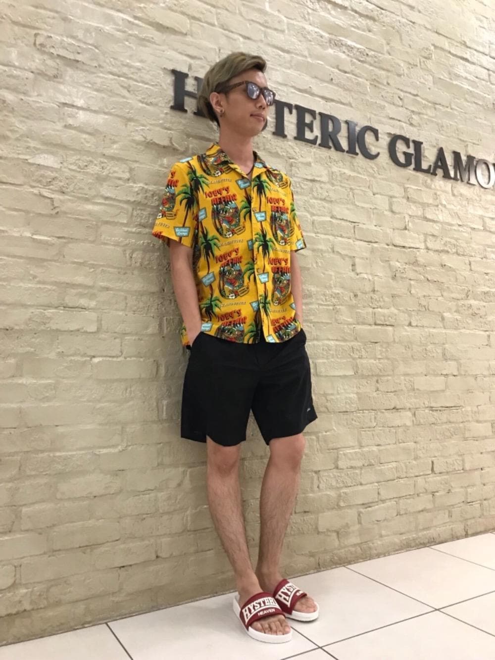 「シンプル、サングラス、アロハ、大人カジュアル、Hysteric Glamour、夏コーデ、アロハシャツ、ヒス、ヒステリックグラマー、hys」｜「HYSTERIC GLAMOURのPolaroid×HYSTERIC/CHEETAH サングラス（サングラス、ブラウン系）」を使った、TEPPEIYAMASAKIさん（メンズ・175cm）の夏コーディネートの1枚目の写真