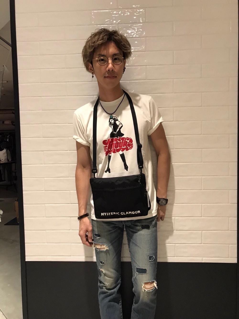 「デニム、カジュアル、シンプル、Tシャツ、ストリート、大人カジュアル、Hysteric Glamour、夏コーデ、ヒステリックグラマー、90'sスタイル」｜「HYSTERIC GLAMOURのSP加工デニムリメイク スリムストレートPT（デニムパンツ、ブルー系）」を使った、TEPPEIYAMASAKIさん（メンズ・175cm）の夏コーディネートの1枚目の写真