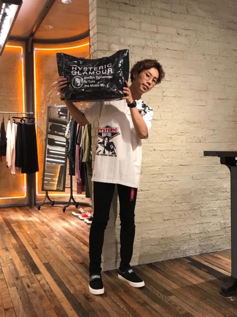 「カジュアル、シンプル、ロック、ストリート、大人カジュアル、Hysteric Glamour、ポロシャツ、夏コーデ、ヒステリックグラマー、90'sスタイル」｜「HYSTERIC GLAMOURのISKOツイルスリムPT（その他パンツ、ブラック系）」を使った、TEPPEIYAMASAKIさん（メンズ・175cm）の夏コーディネートの1枚目の写真