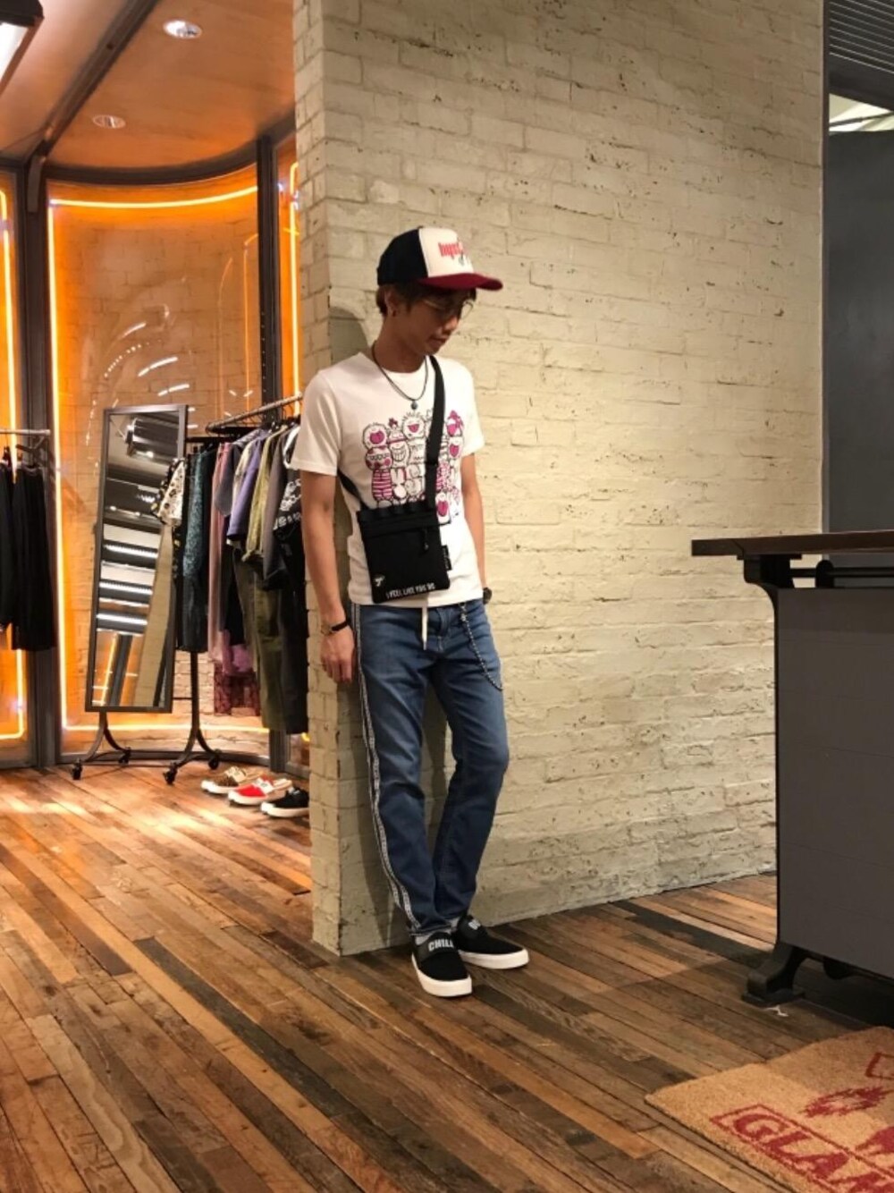 「デニム、カジュアル、シンプル、Tシャツ、ストリート、大人カジュアル、Hysteric Glamour、夏コーデ、ヒステリックグラマー、90'sスタイル」｜「HYSTERIC GLAMOURのCORDURA クロスボディバッグ（ショルダーバッグ、ブラック系）」を使った、TEPPEIYAMASAKIさん（メンズ・175cm）の夏コーディネートの1枚目の写真