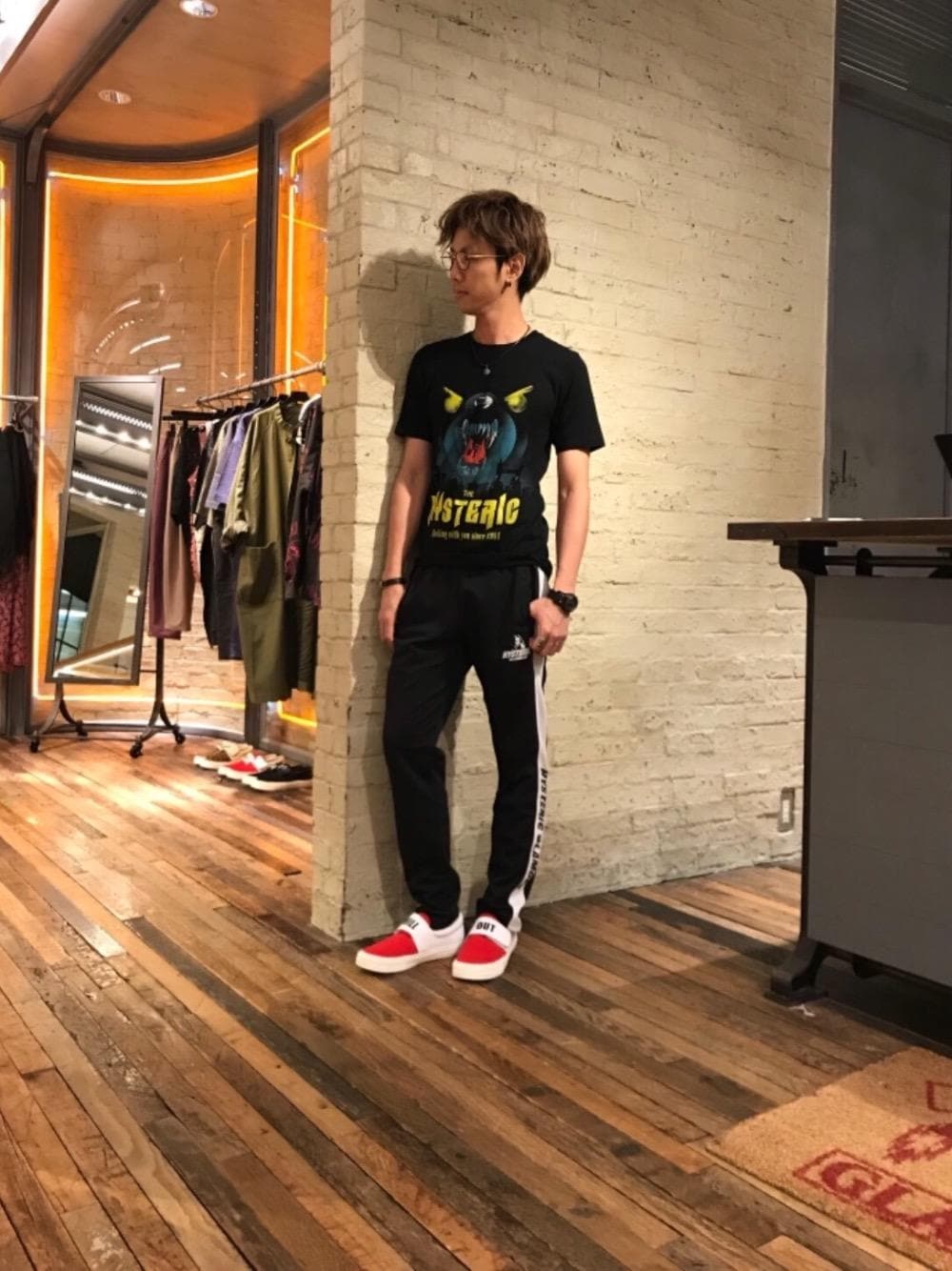 「カジュアル、シンプル、ロック、Tシャツ、大人カジュアル、ジャージ、Hysteric Glamour、バンド、夏コーデ、ヒステリックグラマー」｜「HYSTERIC GLAMOURのCHILL OUT VELCRO スリッポン（スニーカー、レッド系）」を使った、TEPPEIYAMASAKIさん（メンズ・175cm）の夏コーディネートの1枚目の写真