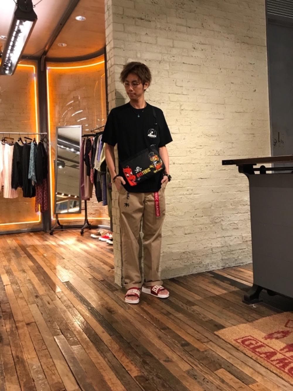 「カジュアル、シンプル、コラボ、Tシャツ、ストリート、大人カジュアル、Hysteric Glamour、夏コーデ、ヒステリックグラマー、90'sスタイル」｜「HYSTERIC GLAMOURのSPORTS LOGO スライダー（サンダル、ホワイト系）」を使った、TEPPEIYAMASAKIさん（メンズ・175cm）の夏コーディネートの1枚目の写真