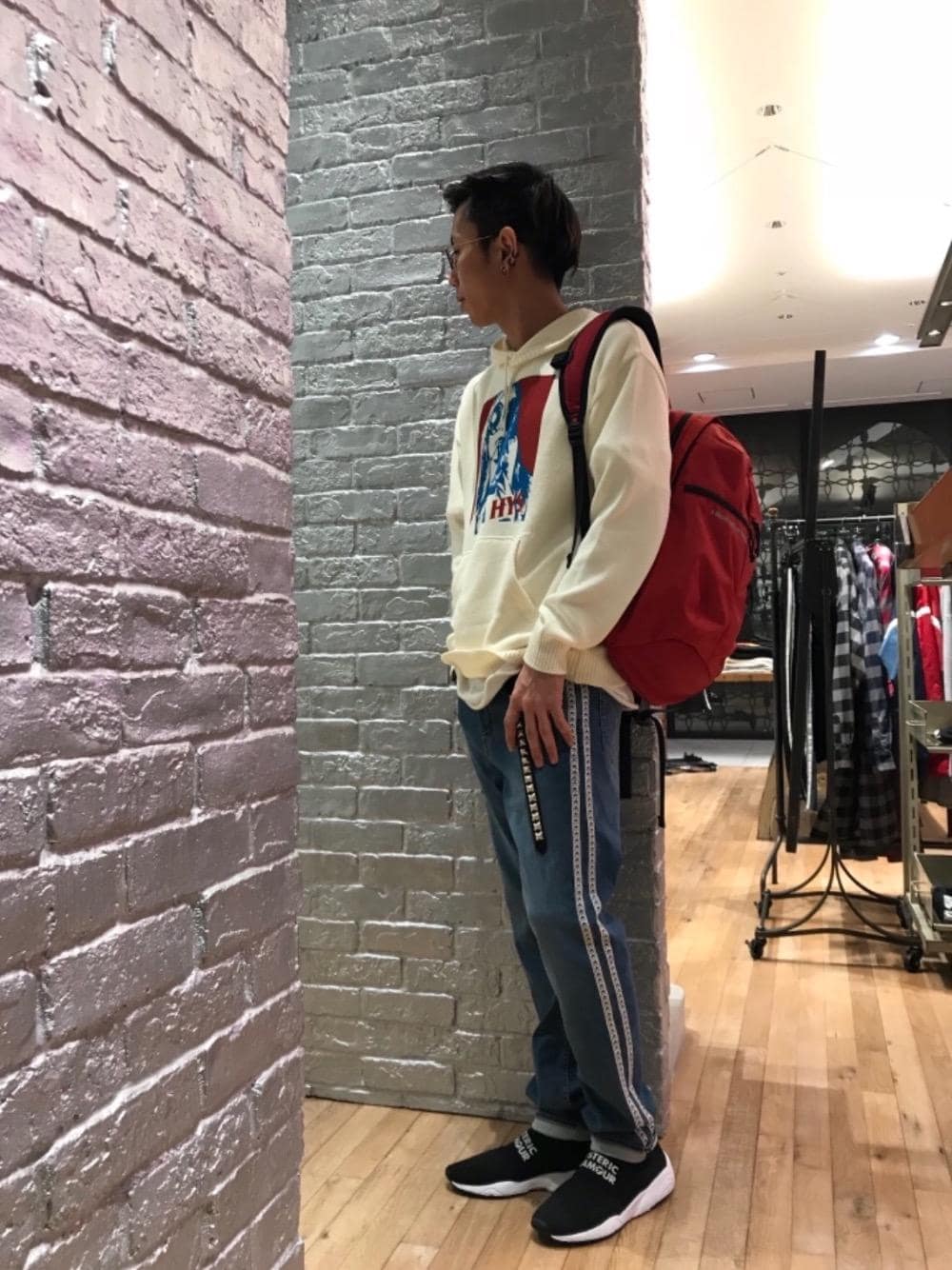 「デニム、カジュアル、シンプル、ロック、パーカー、大人カジュアル、ベルト、Hysteric Glamour、90'sスタイル、秋コーデ」｜「HYSTERIC GLAMOURのBACK PILE ISKOデニム サイドラインイージーパンツ（デニムパンツ、ブルー系）」を使った、TEPPEIYAMASAKIさん（メンズ・175cm）の秋コーディネートの1枚目の写真