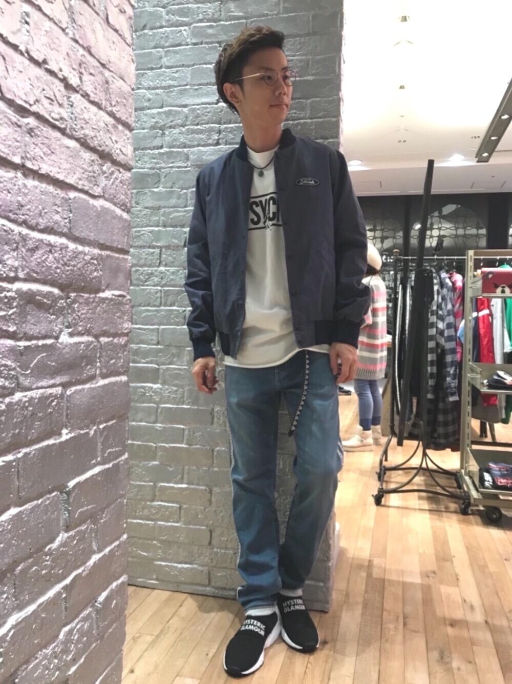 「デニム、カジュアル、シンプル、ロック、コラボ、Tシャツ、大人カジュアル、Hysteric Glamour、90'sスタイル、秋コーデ」｜「HYSTERIC GLAMOURのHELL HYSTERIC ワッペン スタジャン（ブルゾン、ブルー系）」を使った、TEPPEIYAMASAKIさん（メンズ・175cm）の秋コーディネートの1枚目の写真