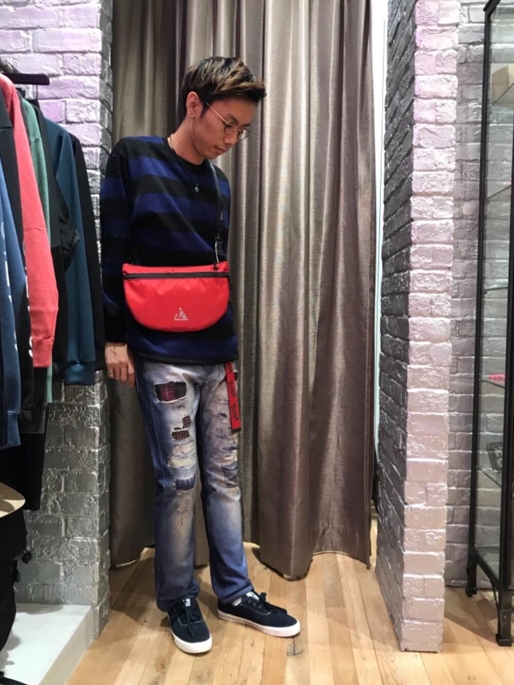 「ニット、デニム、カジュアル、シンプル、ネイビー、大人カジュアル、青、Hysteric Glamour、ラフ、秋コーデ」｜「HYSTERIC GLAMOURのSIDE TAPE LOGO ローカットスニーカー（スニーカー、ブルー系）」を使った、TEPPEIYAMASAKIさん（メンズ・175cm）の秋コーディネートの1枚目の写真