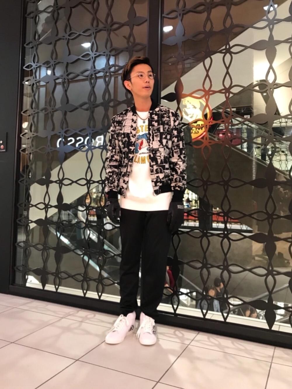 「カジュアル、シンプル、ロック、コラボ、ストリート、大人カジュアル、Hysteric Glamour、ラフ、グラフィック、秋コーデ」｜「HYSTERIC GLAMOURのMETAL pt ハイカットスニーカー（スニーカー、ホワイト系）」を使った、TEPPEIYAMASAKIさん（メンズ・175cm）の秋コーディネートの1枚目の写真