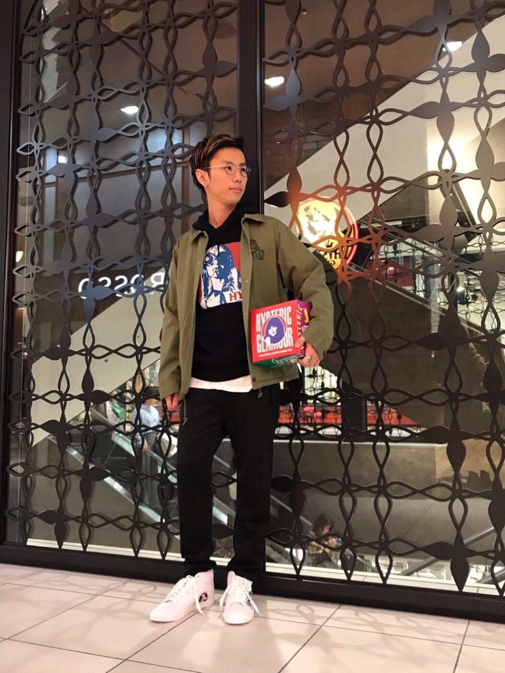 「カジュアル、シンプル、ロック、Tシャツ、ストリート、大人カジュアル、Hysteric Glamour、グラフィック、90'sスタイル、秋コーデ」｜「HYSTERIC GLAMOURのMETAL pt ハイカットスニーカー（スニーカー、ホワイト系）」を使った、TEPPEIYAMASAKIさん（メンズ・175cm）の秋コーディネートの1枚目の写真