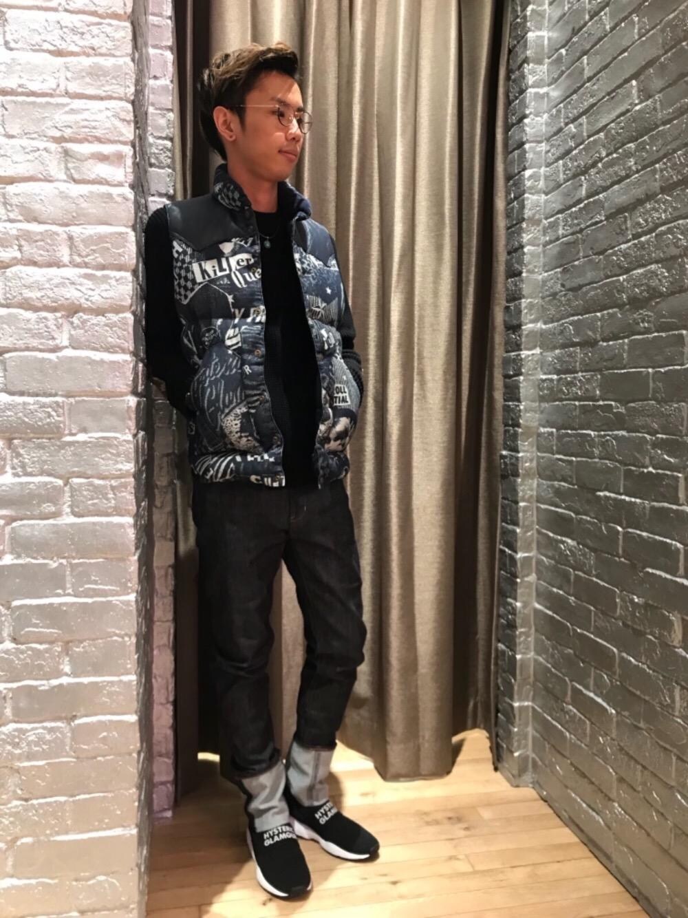 「ニット、デニム、カジュアル、シンプル、コラボ、大人カジュアル、コラボレーション、Hysteric Glamour、ハイテク、秋コーデ」｜「HYSTERIC GLAMOURのSデニム スリムPT（デニムパンツ、ブルー系）」を使った、TEPPEIYAMASAKIさん（メンズ・175cm）の秋コーディネートの1枚目の写真