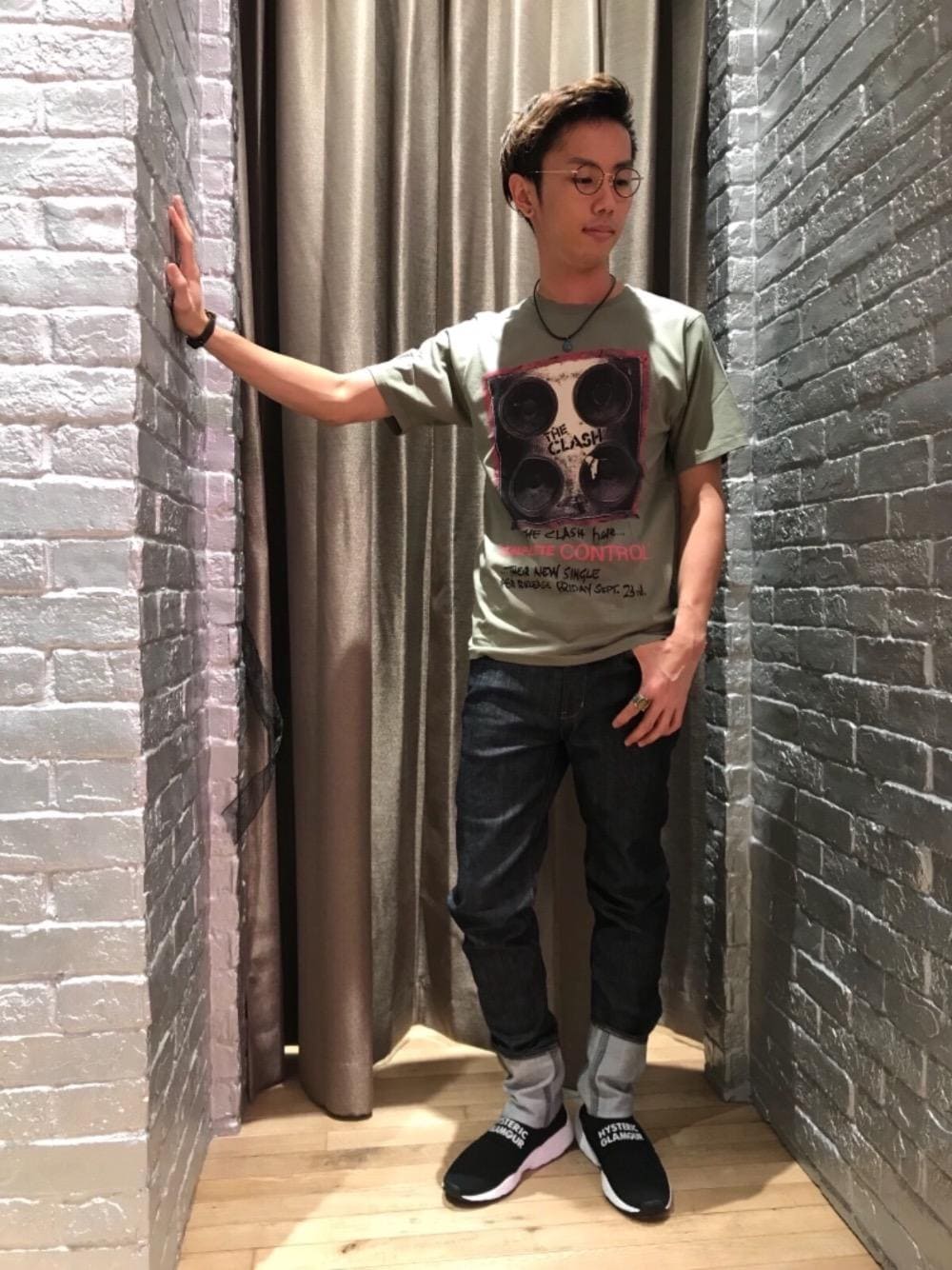 「デニム、カジュアル、シンプル、ロック、Tシャツ、ストリート、大人カジュアル、Hysteric Glamour、90'sスタイル、THE CLASH」｜「HYSTERIC GLAMOURのSデニム スリムPT（デニムパンツ、ブルー系）」を使った、TEPPEIYAMASAKIさん（メンズ・175cm）の秋コーディネートの1枚目の写真