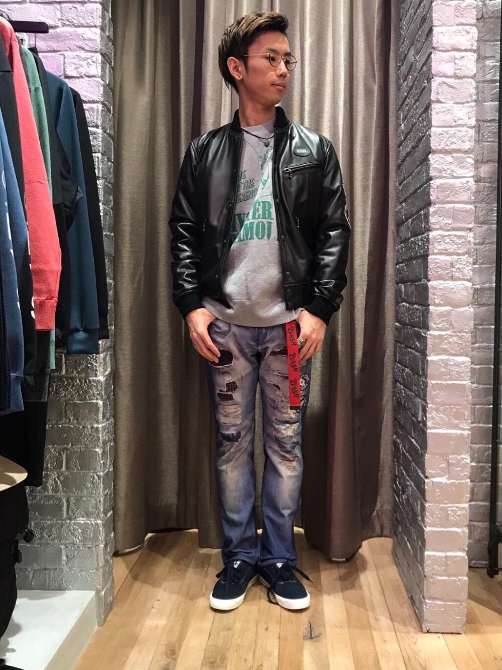 「ブルゾン、デニム、カジュアル、シンプル、レザー、ロック、大人カジュアル、Hysteric Glamour、ラフ、秋コーデ」｜「HYSTERIC GLAMOURのSIDE TAPE LOGO ローカットスニーカー（スニーカー、ブルー系）」を使った、TEPPEIYAMASAKIさん（メンズ・175cm）の秋コーディネートの1枚目の写真