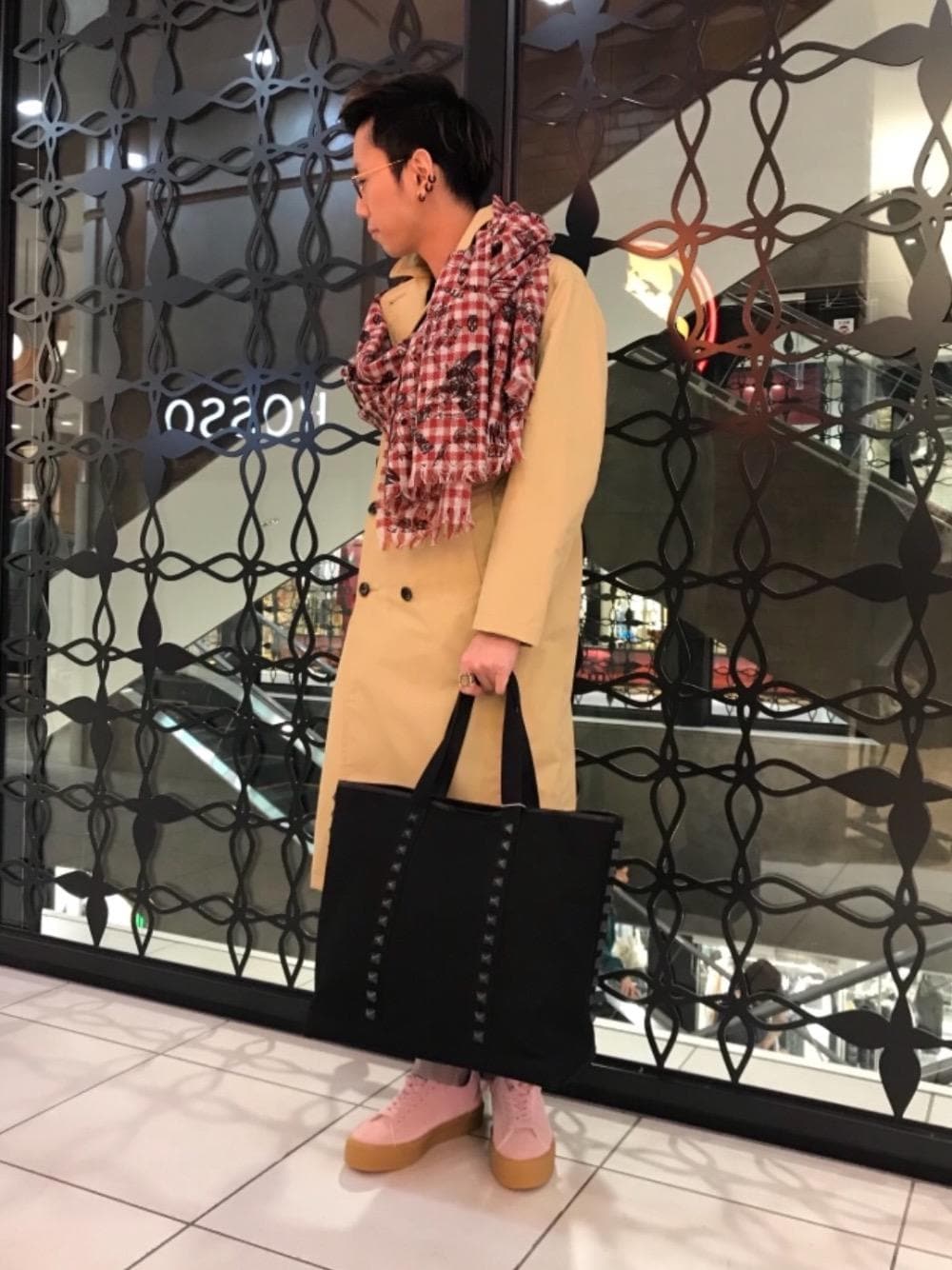 「ニット、カジュアル、シンプル、コラボ、Tシャツ、大人カジュアル、コラボレーション、Hysteric Glamour、ハイテク、秋コーデ」｜「HYSTERIC GLAMOURのSTUDS CANVAS トート（トートバッグ、ブラック系）」を使った、TEPPEIYAMASAKIさん（メンズ・175cm）の秋コーディネートの1枚目の写真