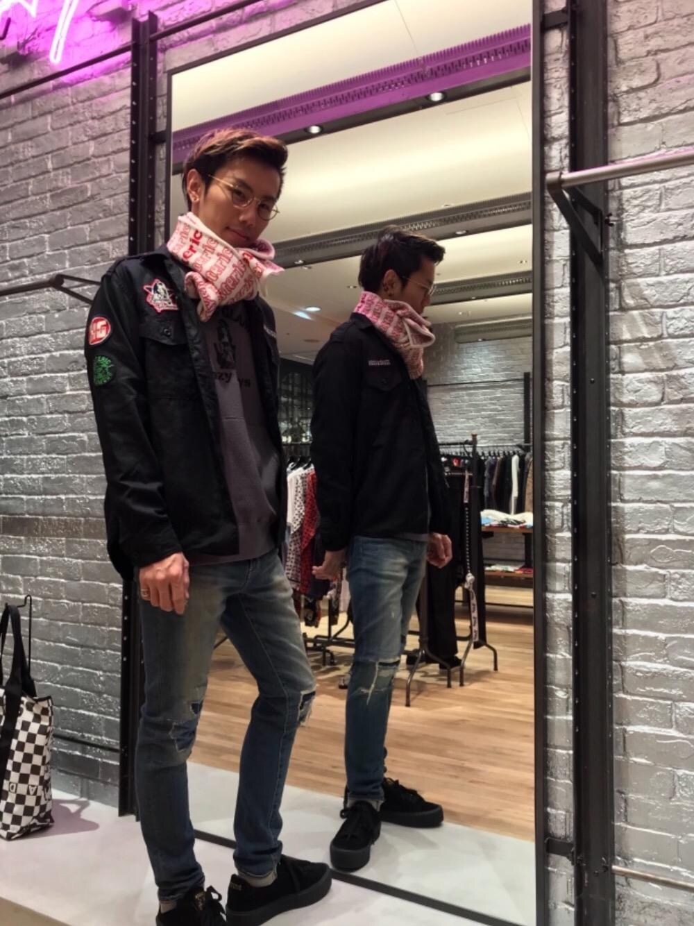 「デニム、カジュアル、ロック、大人カジュアル、Hysteric Glamour、ラフ、グラフィック、ハイテク、秋コーデ、ローテク」｜「HYSTERIC GLAMOURのKPR加工ISKOデニム リメイクスリムパンツ（デニムパンツ、ブルー系）」を使った、TEPPEIYAMASAKIさん（メンズ・175cm）の秋コーディネートの1枚目の写真