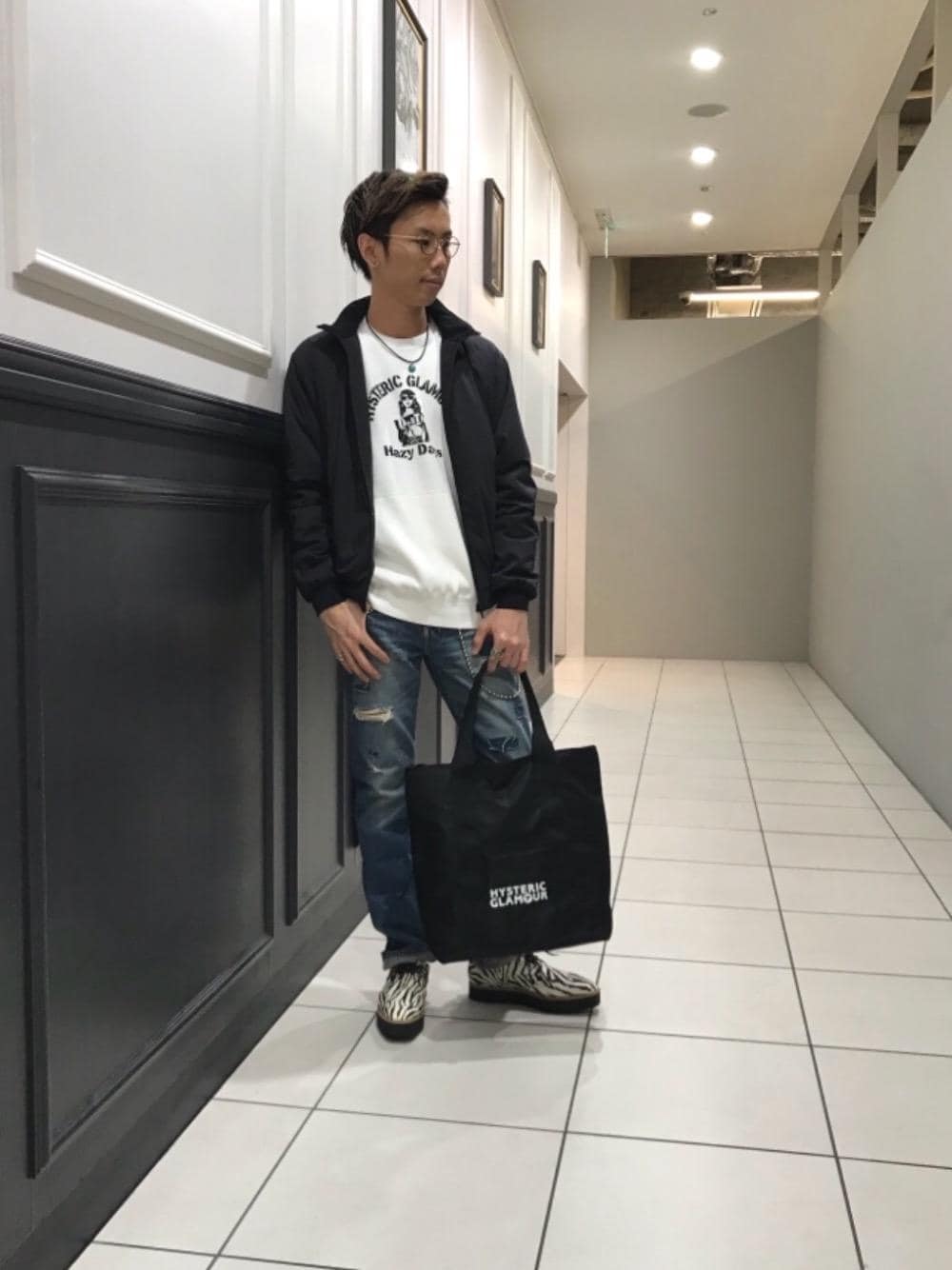 「デニム、カジュアル、シンプル、コラボ、大人カジュアル、コラボレーション、Hysteric Glamour、ラフ、90'sスタイル、秋コーデ」｜「HYSTERIC GLAMOURのSP加工デニムリメイク スリムストレートパンツ（デニムパンツ、ブルー系）」を使った、TEPPEIYAMASAKIさん（メンズ・175cm）の秋コーディネートの1枚目の写真