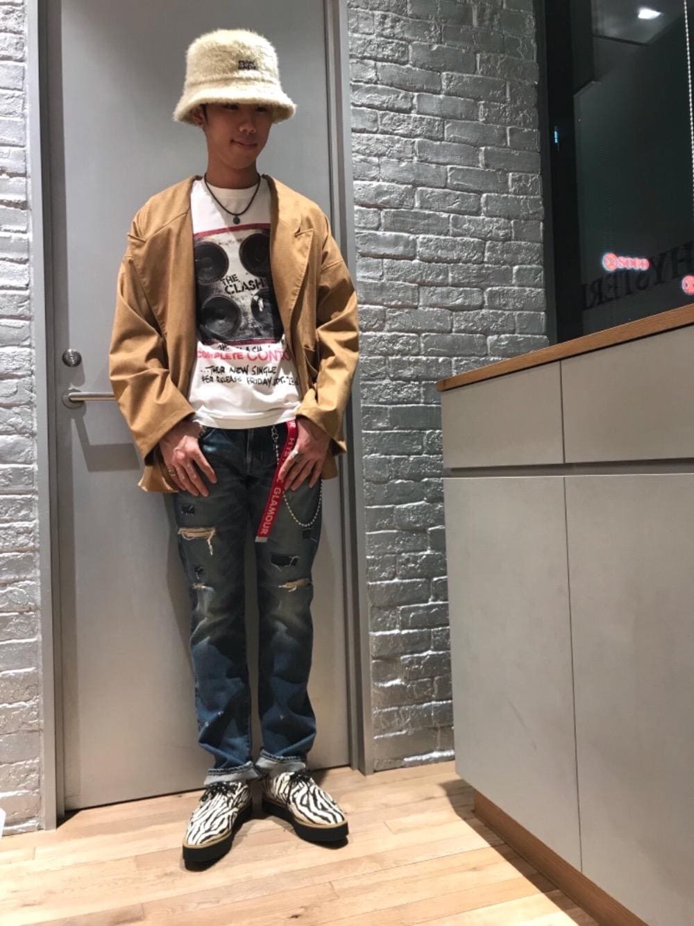 「ニット、デニム、カジュアル、シンプル、コラボ、大人カジュアル、コラボレーション、Hysteric Glamour、ハイテク、秋コーデ」｜「HYSTERIC GLAMOURのSP加工デニムリメイク スリムストレートパンツ（デニムパンツ、ブルー系）」を使った、TEPPEIYAMASAKIさん（メンズ・175cm）の秋コーディネートの1枚目の写真