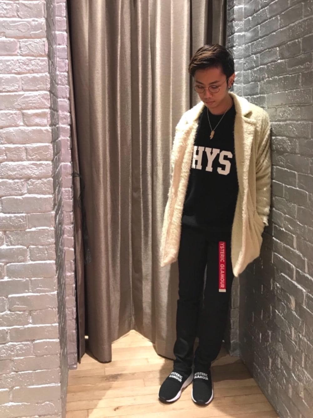 「ニット、デニム、カジュアル、シンプル、ワントーンコーデ、大人カジュアル、Hysteric Glamour、ハイテク、秋コーデ、ローテク」｜「HYSTERIC GLAMOURのWOMAN ON SKULL PICKブレス（ブレスレット、シルバー系）」を使った、TEPPEIYAMASAKIさん（メンズ・175cm）の秋コーディネートの1枚目の写真