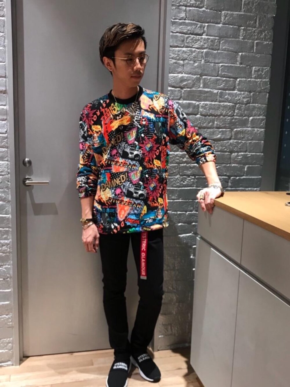 「デニム、カジュアル、ロック、大人カジュアル、Hysteric Glamour、ラフ、ハイテク、90'sスタイル、秋コーデ、ローテク」｜「HYSTERIC GLAMOURのWOMAN ON SKULL PICKブレス（ブレスレット、シルバー系）」を使った、TEPPEIYAMASAKIさん（メンズ・175cm）の秋コーディネートの1枚目の写真