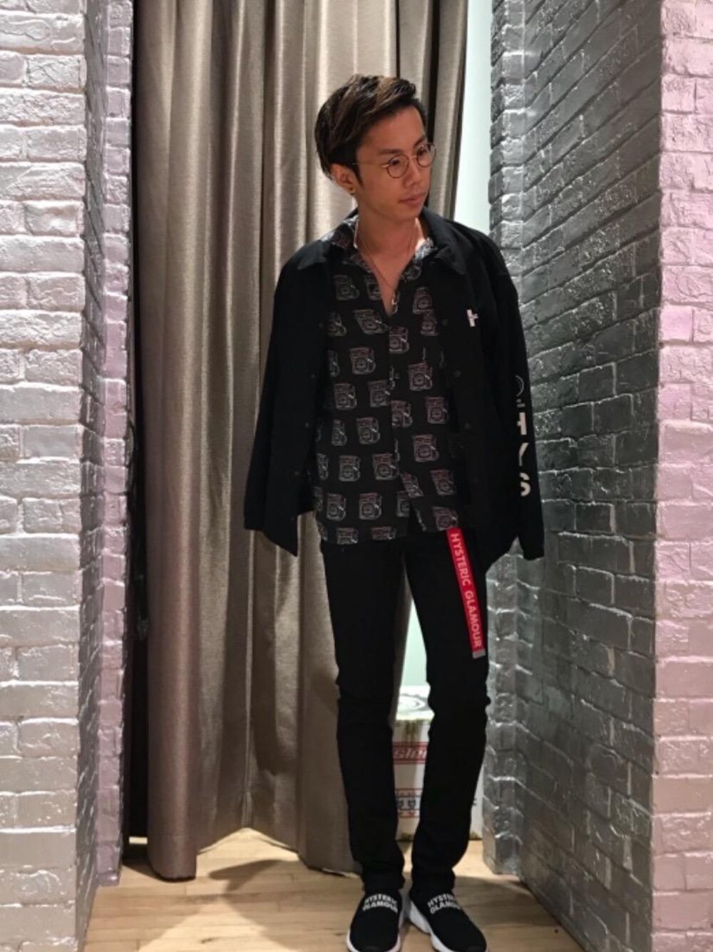 「デニム、カジュアル、ワントーンコーデ、ロック、コラボ、大人カジュアル、コラボレーション、Hysteric Glamour、THE CLASH、秋コーデ」｜「HYSTERIC GLAMOURのWOMAN ON SKULL PICKブレス（ブレスレット、シルバー系）」を使った、TEPPEIYAMASAKIさん（メンズ・175cm）の秋コーディネートの1枚目の写真