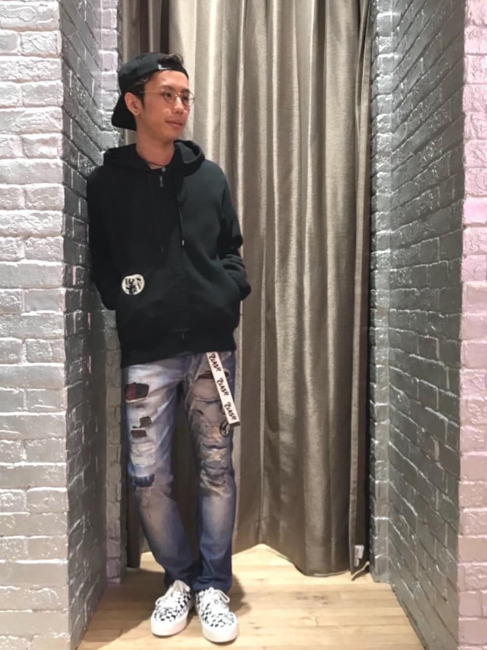 「デニム、カジュアル、シンプル、コラボ、ストリート、大人カジュアル、Hysteric Glamour、90'sスタイル、THE CLASH、秋コーデ」｜「HYSTERIC GLAMOURのVIXXXENS pt メッシュキャップ（キャップ、ブラック系）」を使った、TEPPEIYAMASAKIさん（メンズ・175cm）の秋コーディネートの1枚目の写真