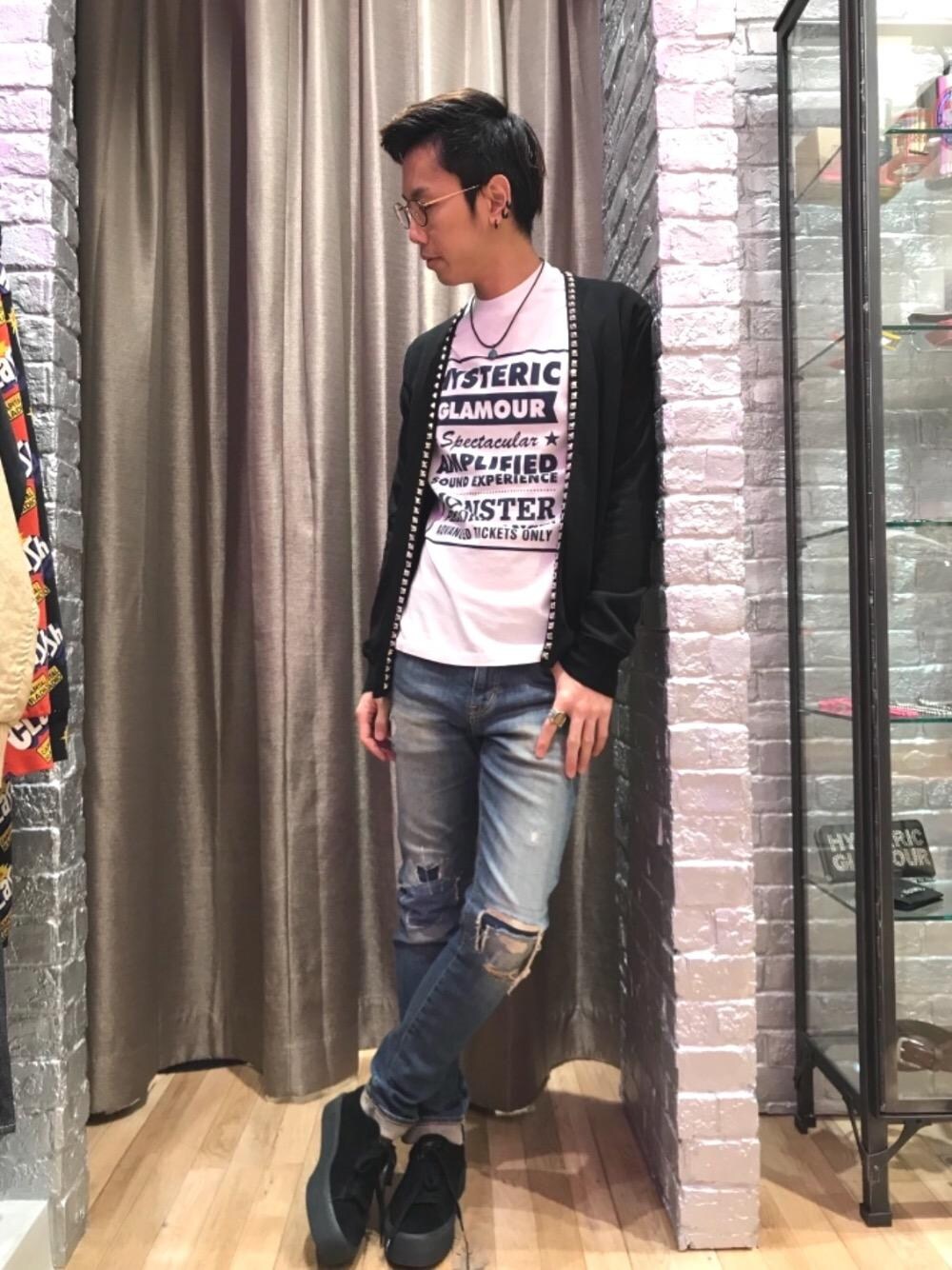 「デニム、カジュアル、シンプル、Tシャツ、大人カジュアル、Hysteric Glamour、ラフ、ハイテク、秋コーデ、ローテク」｜「HYSTERIC GLAMOURのKPR加工ISKOデニム リメイクスリムパンツ（デニムパンツ、ブルー系）」を使った、TEPPEIYAMASAKIさん（メンズ・175cm）の秋コーディネートの1枚目の写真