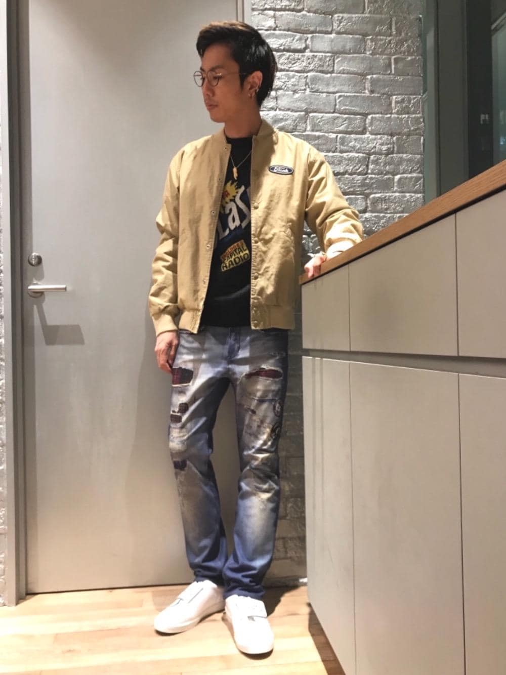 「デニム、カジュアル、シンプル、ロック、コラボ、大人カジュアル、コラボレーション、Hysteric Glamour、THE CLASH、秋コーデ」｜「HYSTERIC GLAMOURのYOU PAY ネックレス（ネックレス、ゴールド系）」を使った、TEPPEIYAMASAKIさん（メンズ・175cm）の秋コーディネートの1枚目の写真