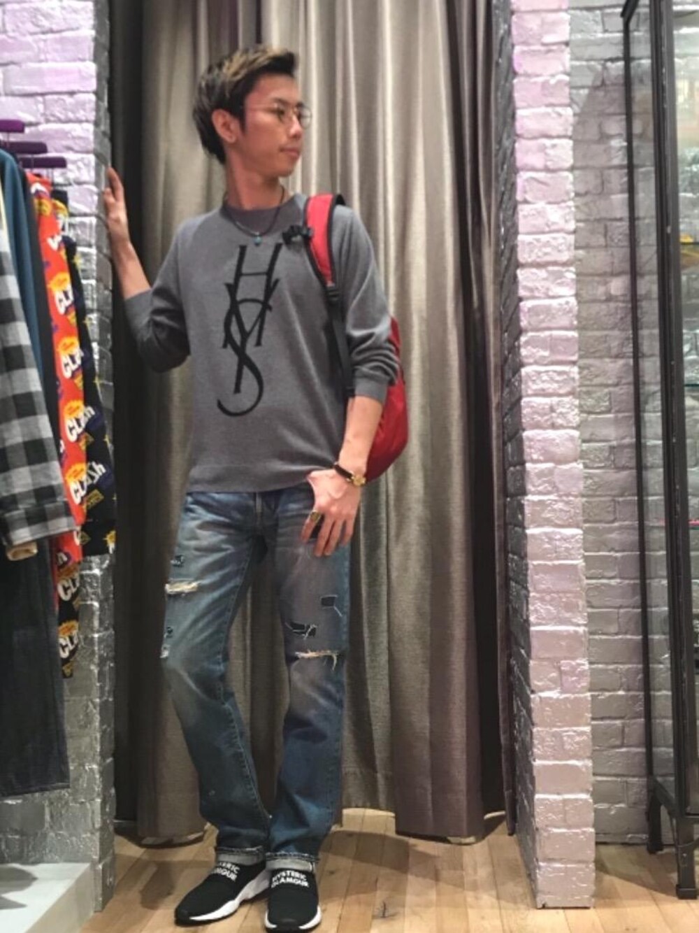 「ニット、デニム、カジュアル、シンプル、大人カジュアル、Hysteric Glamour、ラフ、90'sスタイル、秋コーデ、ローテク」｜「HYSTERIC GLAMOURのSP加工デニムリメイク スリムストレートパンツ（デニムパンツ、ブルー系）」を使った、TEPPEIYAMASAKIさん（メンズ・175cm）の秋コーディネートの1枚目の写真