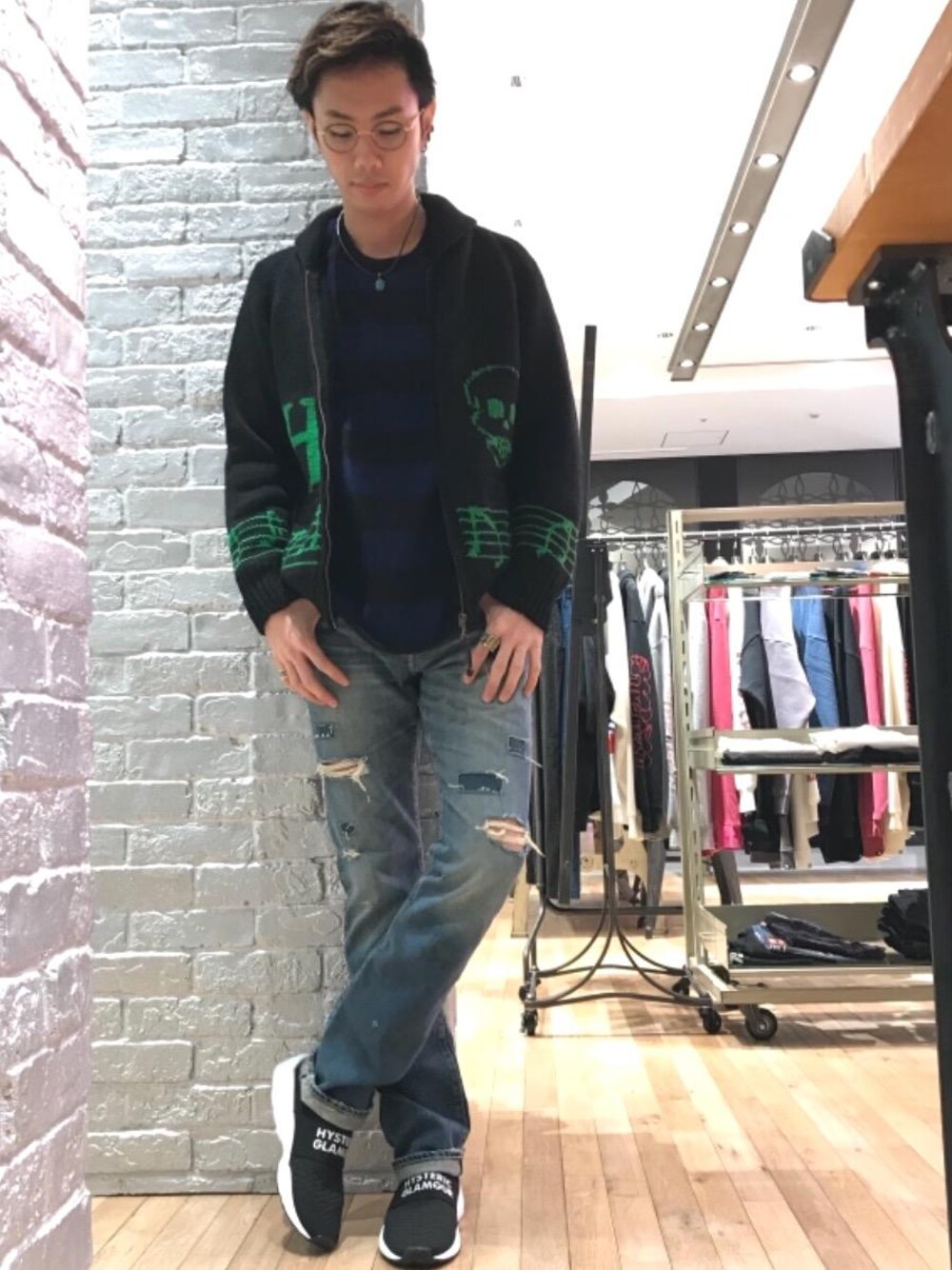 「ニット、デニム、カジュアル、ロック、コラボ、大人カジュアル、コラボレーション、Hysteric Glamour、ハイテク、秋コーデ」｜「HYSTERIC GLAMOURのSP加工デニムリメイク スリムストレートパンツ（デニムパンツ、ブルー系）」を使った、TEPPEIYAMASAKIさん（メンズ・175cm）の秋コーディネートの1枚目の写真