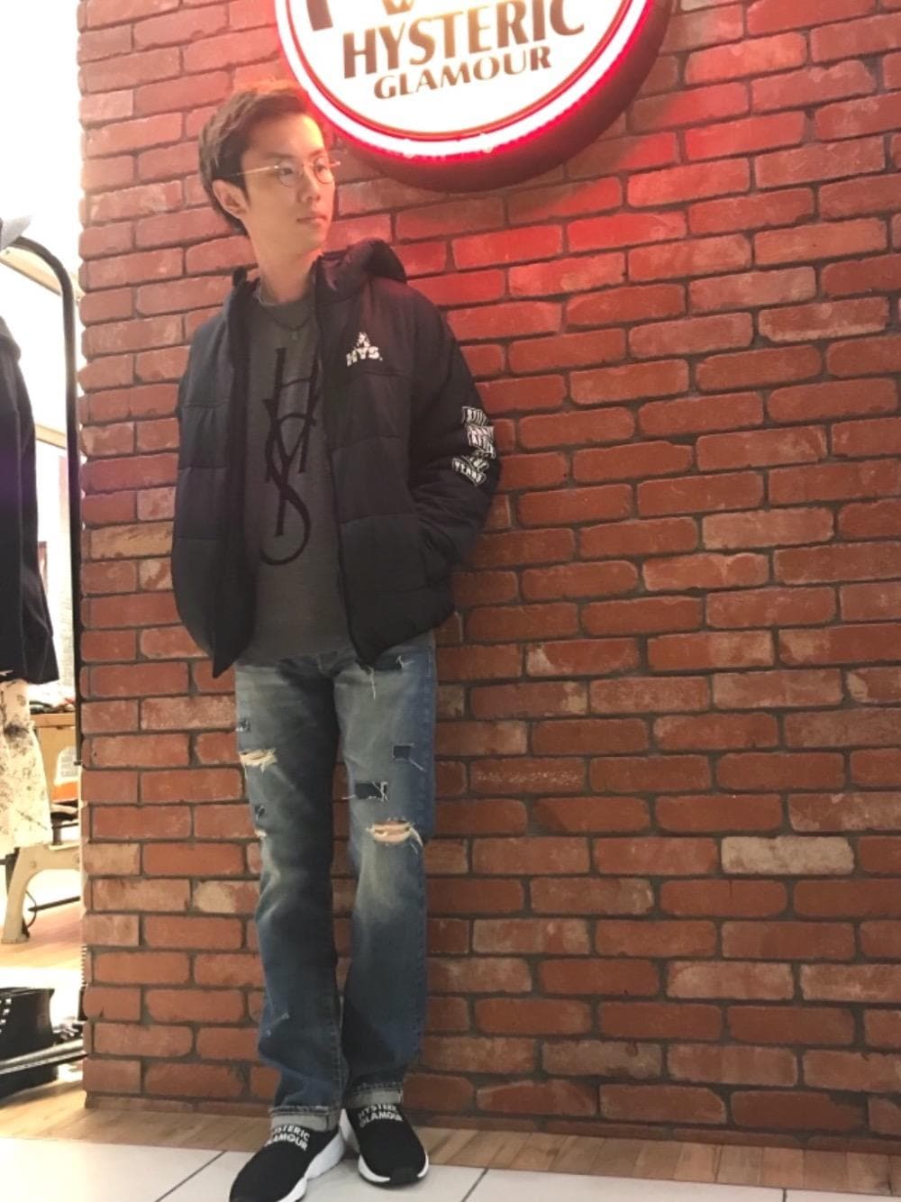 「ニット、デニム、カジュアル、ロック、大人カジュアル、Hysteric Glamour、ラフ、ハイテク、秋コーデ、ローテク」｜「HYSTERIC GLAMOURのSP加工デニムリメイク スリムストレートパンツ（デニムパンツ、ブルー系）」を使った、TEPPEIYAMASAKIさん（メンズ・175cm）の秋コーディネートの1枚目の写真