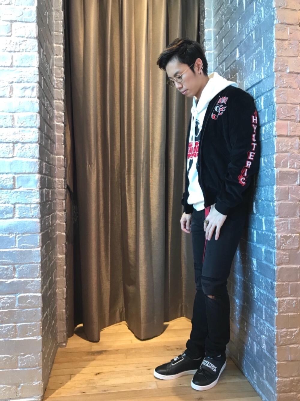 「デニム、ロック、ストリート、大人カジュアル、Hysteric Glamour、ラフ、ハイテク、90'sスタイル、秋コーデ、ローテク」｜「HYSTERIC GLAMOURのKPR加工ISKOデニム リメイクスリムパンツ（デニムパンツ、ブラック系）」を使った、TEPPEIYAMASAKIさん（メンズ・175cm）の秋コーディネートの1枚目の写真
