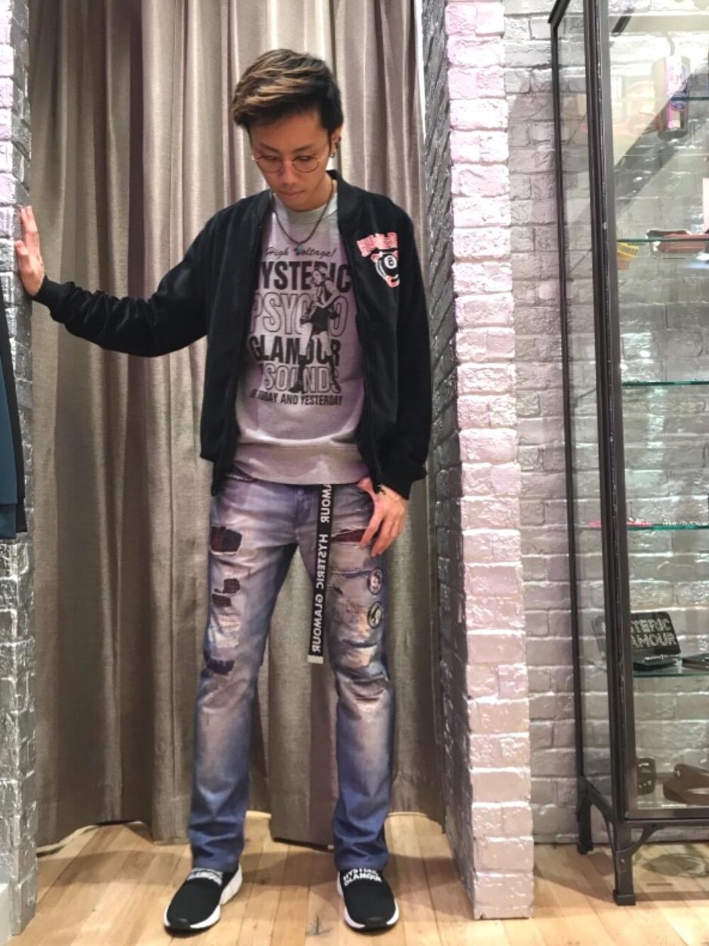 「デニム、カジュアル、ロック、ストリート、大人カジュアル、Hysteric Glamour、ラフ、90'sスタイル、秋コーデ、ローテク」｜「HYSTERIC GLAMOURのLOGO テープベルト（ベルト、ブラック系）」を使った、TEPPEIYAMASAKIさん（メンズ・175cm）の秋コーディネートの1枚目の写真