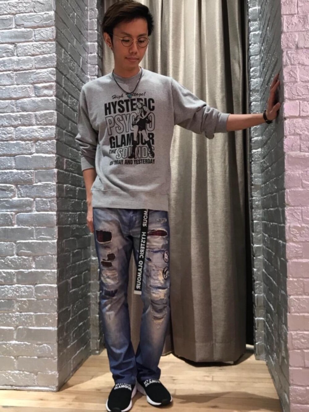 「デニム、カジュアル、シンプル、大人カジュアル、Hysteric Glamour、ラフ、ハイテク、90'sスタイル、秋コーデ、ローテク」｜「HYSTERIC GLAMOURのLOGO テープベルト（ベルト、ブラック系）」を使った、TEPPEIYAMASAKIさん（メンズ・175cm）の秋コーディネートの1枚目の写真