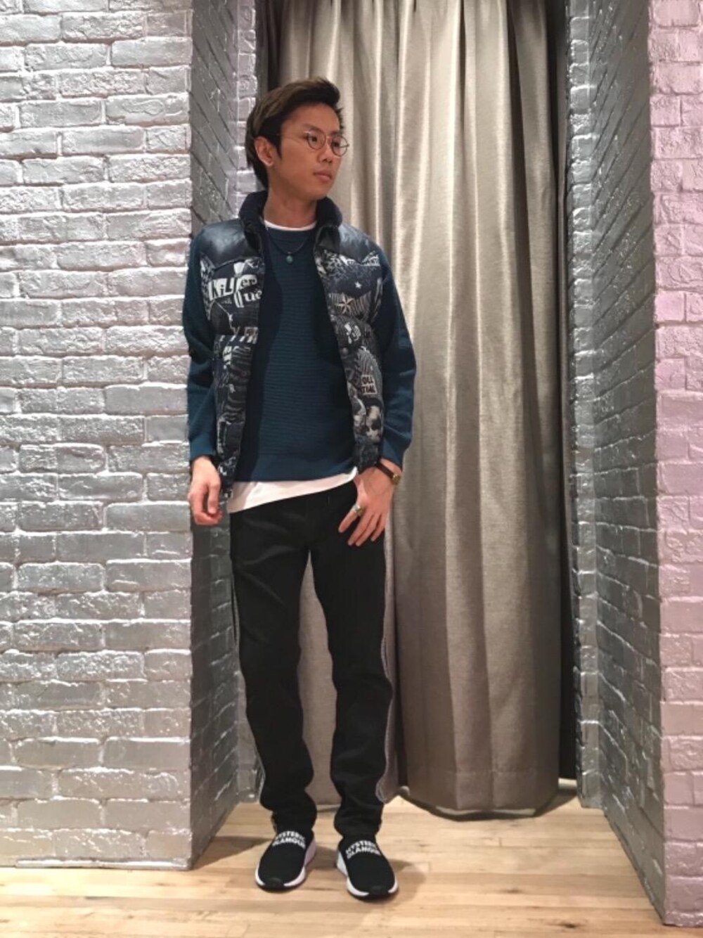 「デニム、カジュアル、ロック、コラボ、大人カジュアル、コラボレーション、Hysteric Glamour、90'sスタイル、Rocky Mountain、秋コーデ」｜「HYSTERIC GLAMOURのBACK PILE ISKOデニム サイドラインイージーパンツ（デニムパンツ、ブラック系）」を使った、TEPPEIYAMASAKIさん（メンズ・175cm）の秋コーディネートの1枚目の写真
