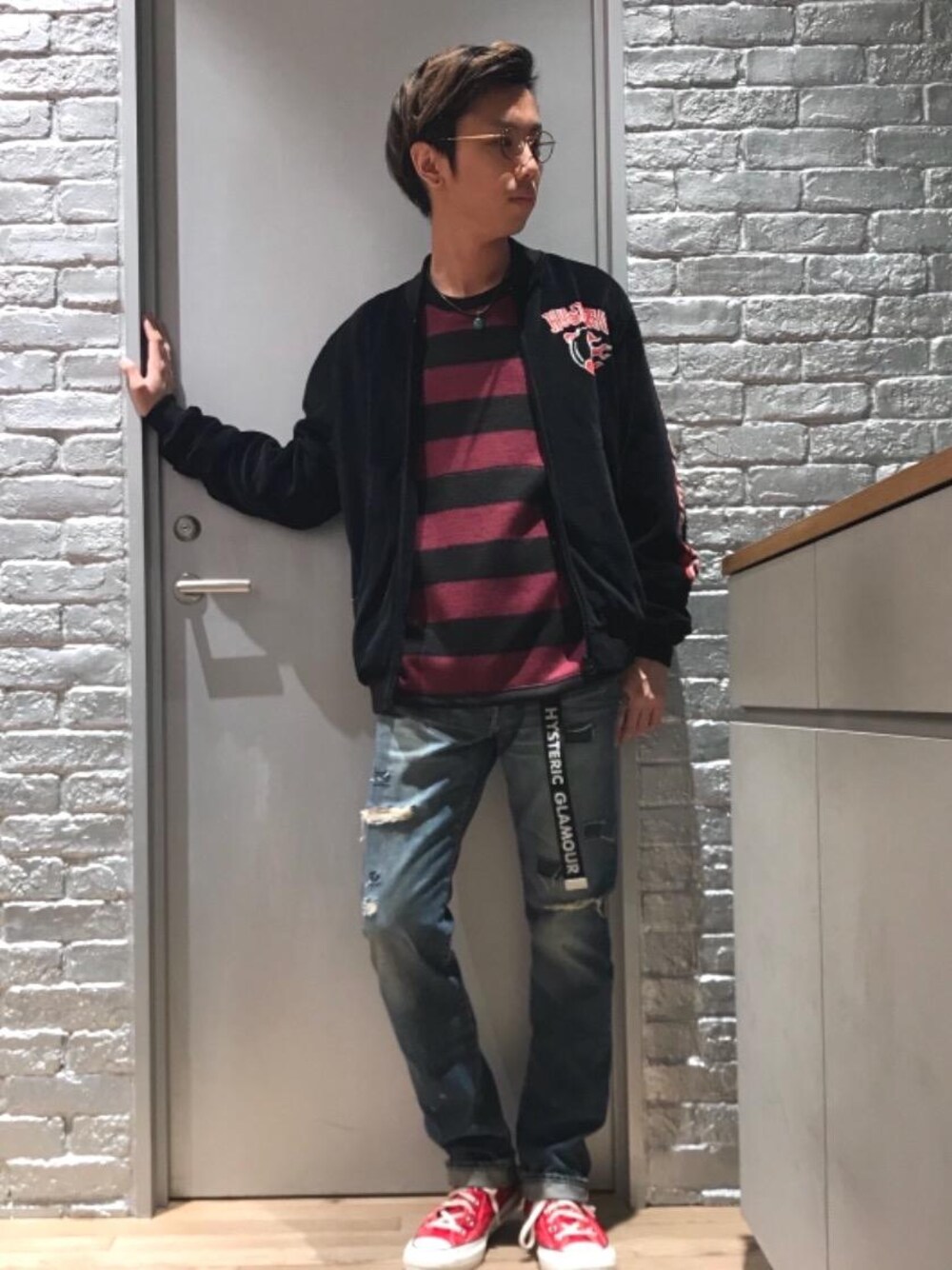 「デニム、カジュアル、ロック、ストリート、大人カジュアル、Hysteric Glamour、ラフ、90'sスタイル、秋コーデ、ローテク」｜「HYSTERIC GLAMOURのSP加工デニムリメイク スリムストレートパンツ（デニムパンツ、ブルー系）」を使った、TEPPEIYAMASAKIさん（メンズ・175cm）の秋コーディネートの1枚目の写真