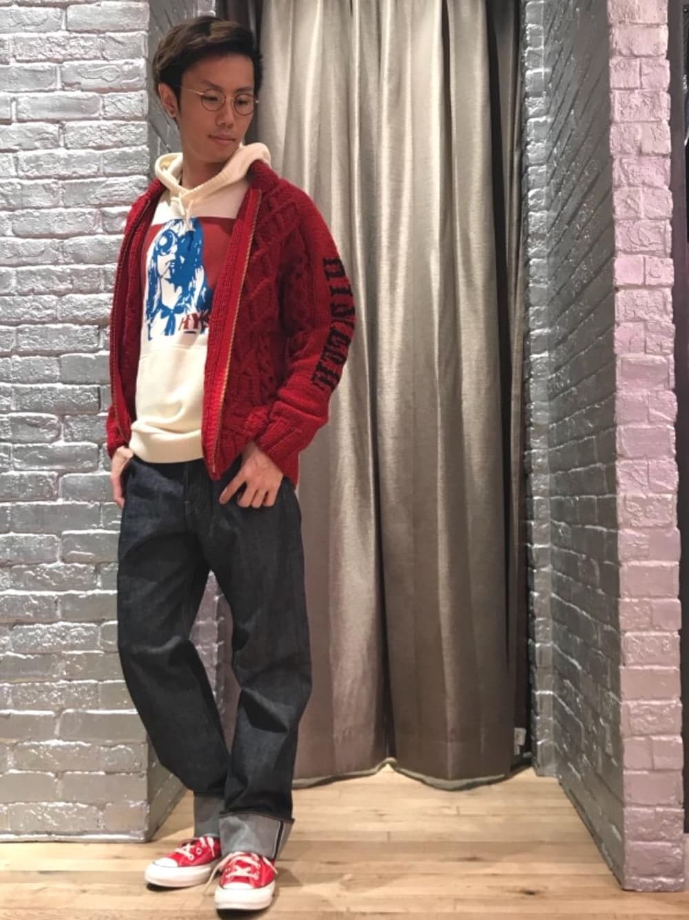 「ニット、デニム、カジュアル、コラボ、大人カジュアル、コラボレーション、Hysteric Glamour、90'sスタイル、秋コーデ、ローテク」｜「HYSTERIC GLAMOURのMETAL CHARM ウォレットチェーン（ウォレットチェーン、シルバー系）」を使った、TEPPEIYAMASAKIさん（メンズ・175cm）の秋コーディネートの1枚目の写真