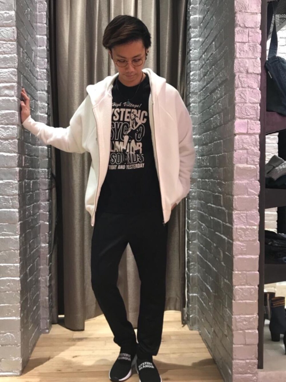 「デニム、カジュアル、シンプル、ストリート、大人カジュアル、Hysteric Glamour、ハイテク、90'sスタイル、秋コーデ、ローテク」｜「HYSTERIC GLAMOURのKNIT スニーカー（スニーカー、ブラック系）」を使った、TEPPEIYAMASAKIさん（メンズ・175cm）の秋コーディネートの1枚目の写真