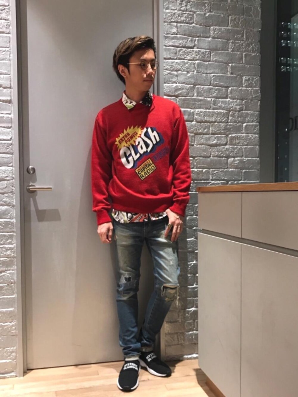 「デニム、カジュアル、シンプル、ロック、コラボ、大人カジュアル、コラボレーション、Hysteric Glamour、90'sスタイル、秋コーデ」｜「HYSTERIC GLAMOURのKPR加工ISKOデニム リメイクスリムパンツ（デニムパンツ、ブルー系）」を使った、TEPPEIYAMASAKIさん（メンズ・175cm）の秋コーディネートの1枚目の写真