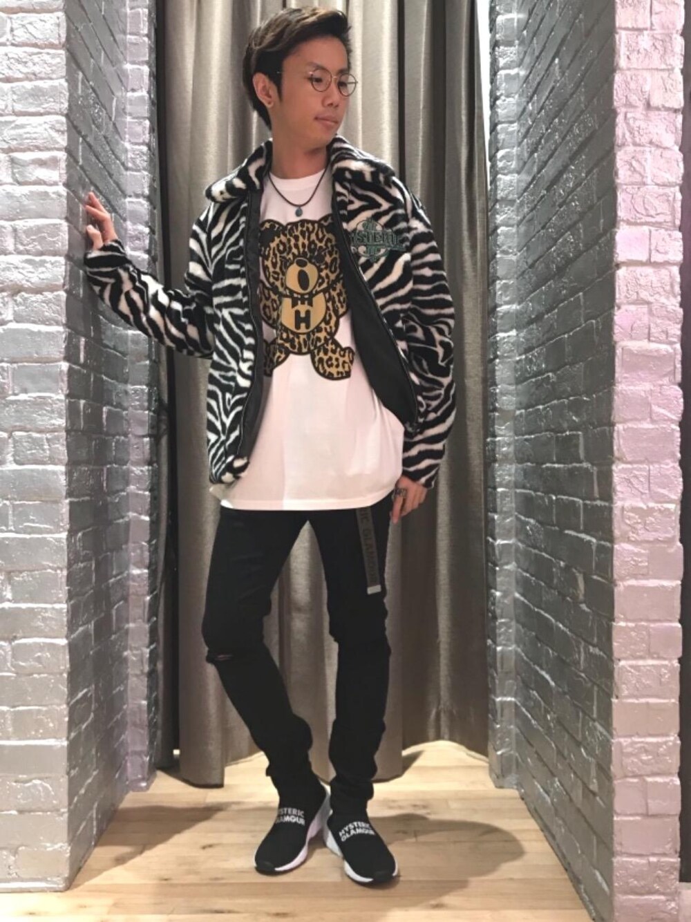 「デニム、カジュアル、ロック、ストリート、大人カジュアル、Hysteric Glamour、ラフ、90'sスタイル、秋コーデ、ローテク」｜「HYSTERIC GLAMOURのSU加工ISKOツイル スリムパンツ（デニムパンツ、ブラック系）」を使った、TEPPEIYAMASAKIさん（メンズ・175cm）の秋コーディネートの1枚目の写真