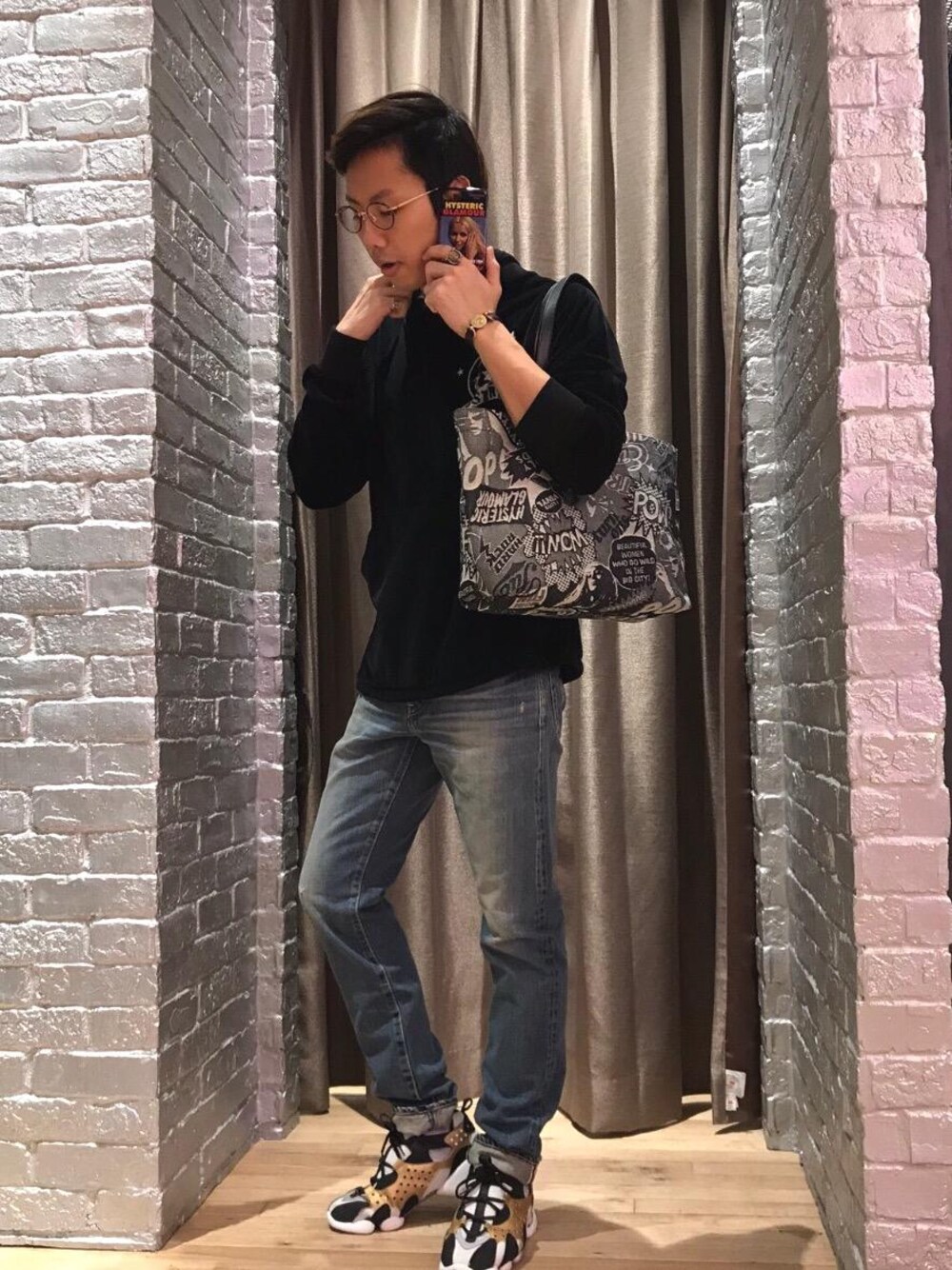 「デニム、カジュアル、シンプル、大人カジュアル、Hysteric Glamour、ラフ、グラフィック、90'sスタイル、秋コーデ、ローテク」｜「HYSTERIC GLAMOURのHG-WICKED-WAY JQ トートバッグ（トートバッグ、ブルー系）」を使った、TEPPEIYAMASAKIさん（メンズ・175cm）の秋コーディネートの1枚目の写真