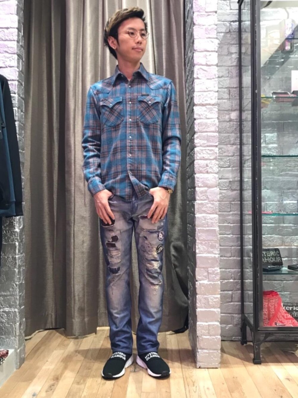 「デニム、カジュアル、シンプル、大人カジュアル、Hysteric Glamour、ラフ、ハイテク、90'sスタイル、秋コーデ、ローテク」｜「HYSTERIC GLAMOURのKNIT スニーカー（スニーカー、ブラック系）」を使った、TEPPEIYAMASAKIさん（メンズ・175cm）の秋コーディネートの1枚目の写真