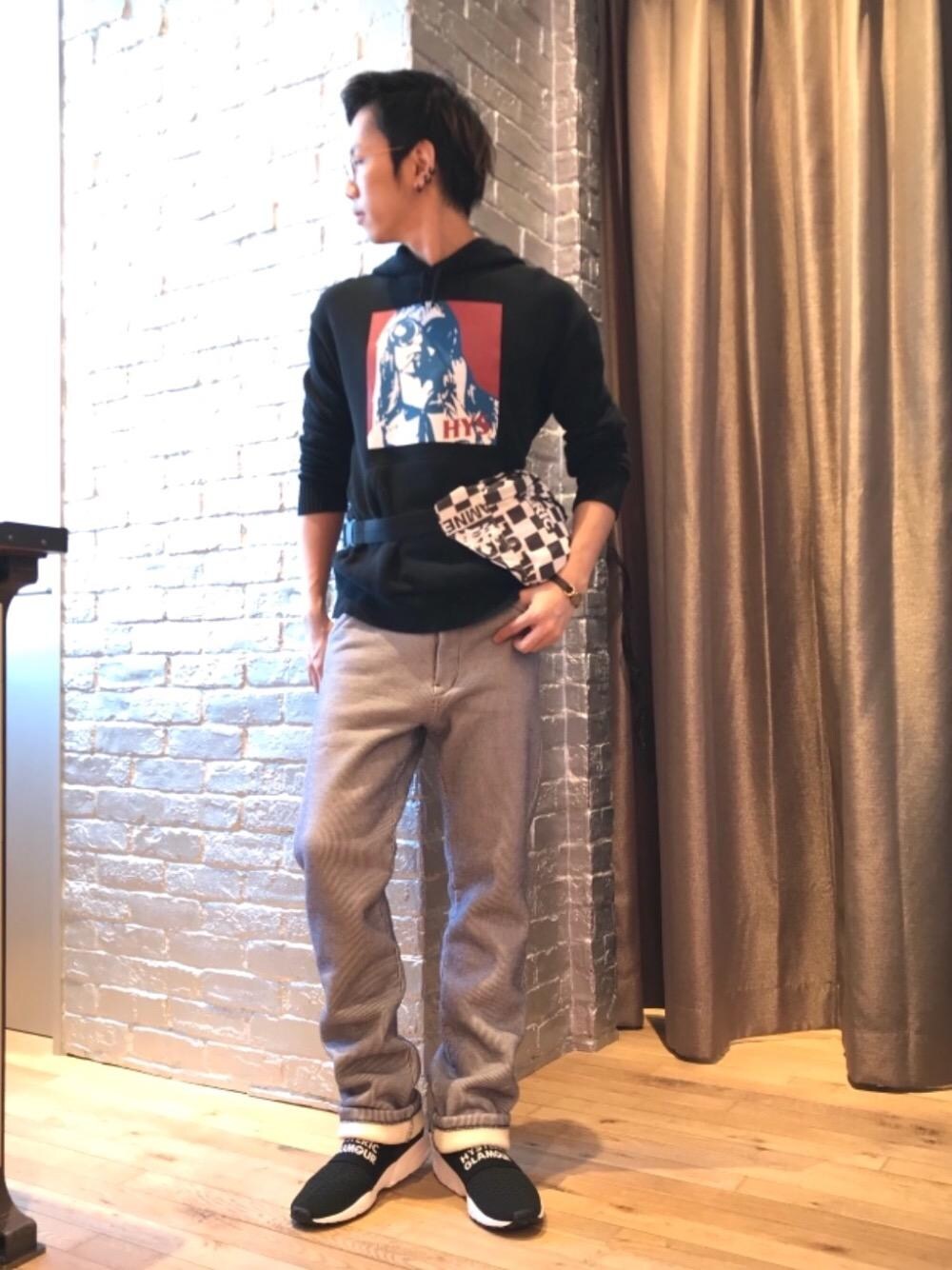 「カジュアル、シンプル、ロック、ストリート、大人カジュアル、Hysteric Glamour、ラフ、90'sスタイル、秋コーデ、ローテク」｜「HYSTERIC GLAMOURのKNIT スニーカー（スニーカー、ブラック系）」を使った、TEPPEIYAMASAKIさん（メンズ・175cm）の秋コーディネートの1枚目の写真