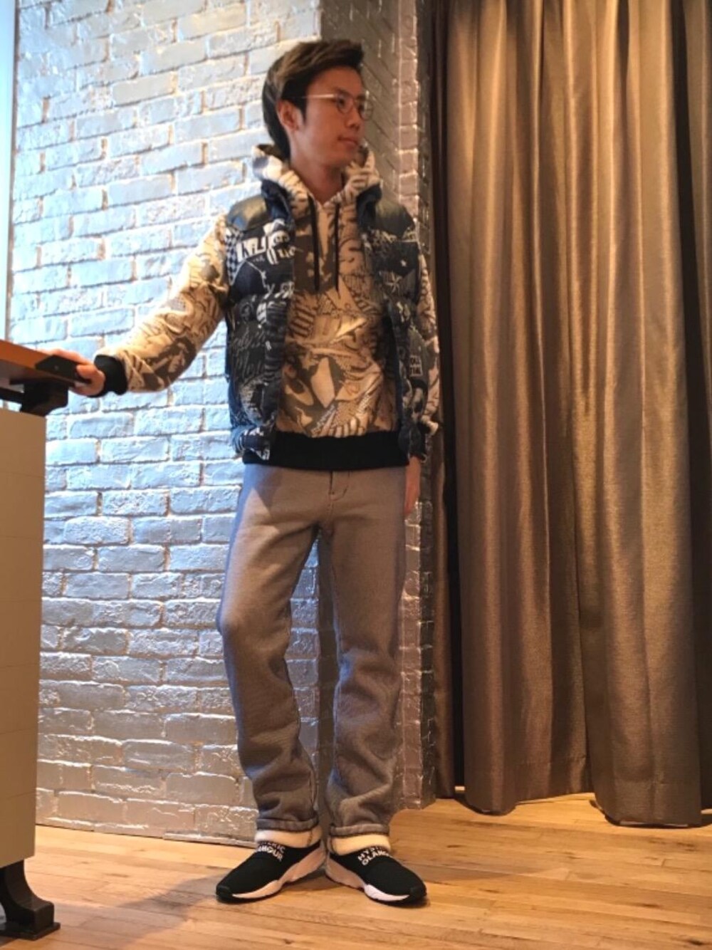 「カジュアル、コラボ、ストリート、大人カジュアル、コラボレーション、Hysteric Glamour、ラフ、Rocky Mountain、秋コーデ、ローテク」｜「HYSTERIC GLAMOURのKNIT スニーカー（スニーカー、ブラック系）」を使った、TEPPEIYAMASAKIさん（メンズ・175cm）の秋コーディネートの1枚目の写真