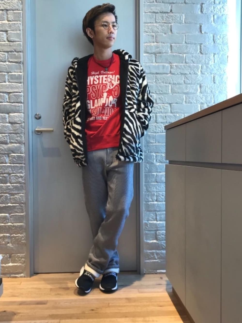 「カジュアル、ロック、ストリート、大人カジュアル、Hysteric Glamour、ラフ、ハイテク、90'sスタイル、秋コーデ、ローテク」｜「HYSTERIC GLAMOURのKNIT スニーカー（スニーカー、ブラック系）」を使った、TEPPEIYAMASAKIさん（メンズ・175cm）の秋コーディネートの1枚目の写真