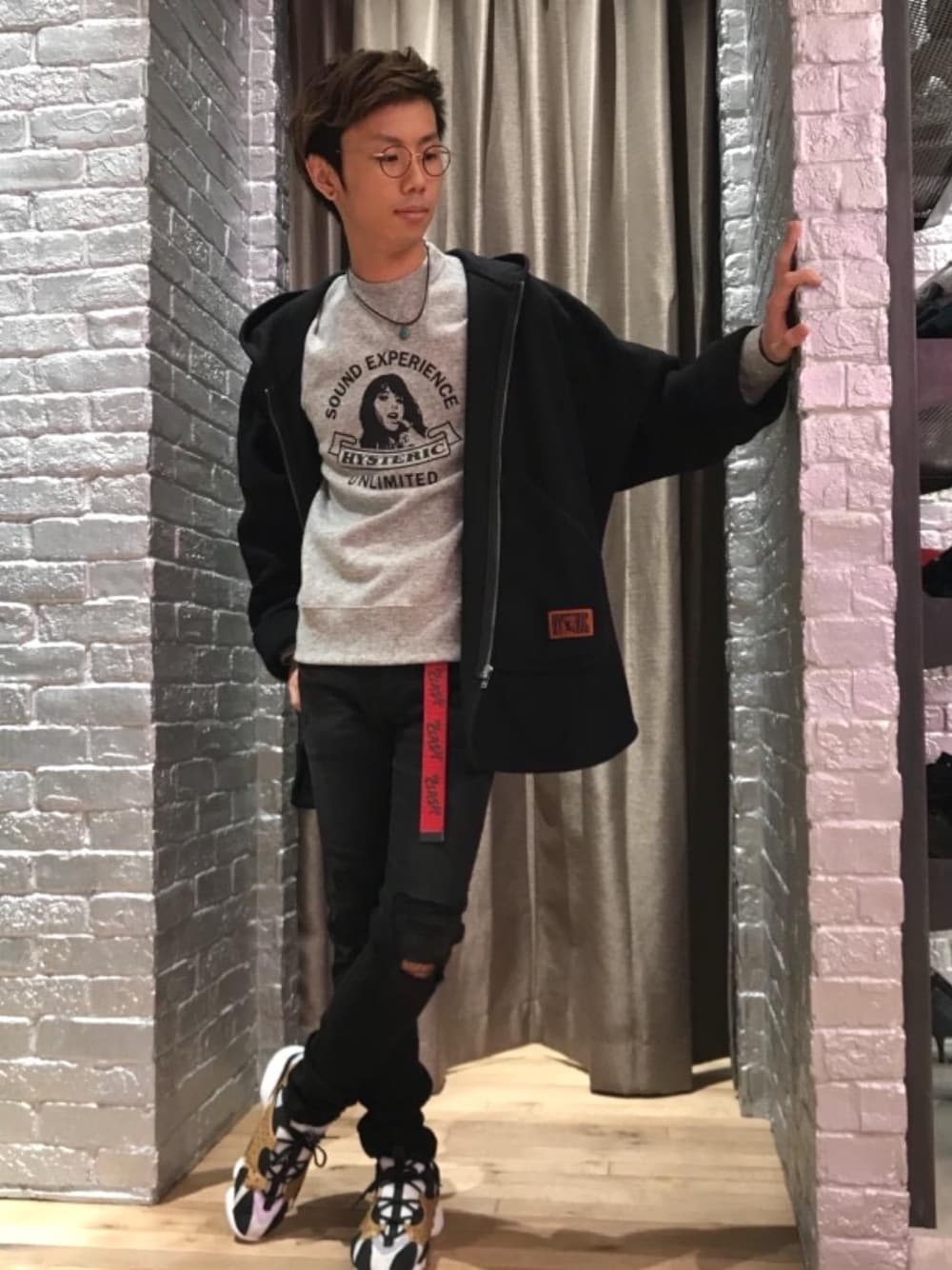 「デニム、カジュアル、シンプル、ロック、ストリート、大人カジュアル、Hysteric Glamour、90'sスタイル、秋コーデ、ローテク」｜「HYSTERIC GLAMOURのKPR加工ISKOデニム リメイクスリムパンツ（デニムパンツ、ブラック系）」を使った、TEPPEIYAMASAKIさん（メンズ・175cm）の秋コーディネートの1枚目の写真