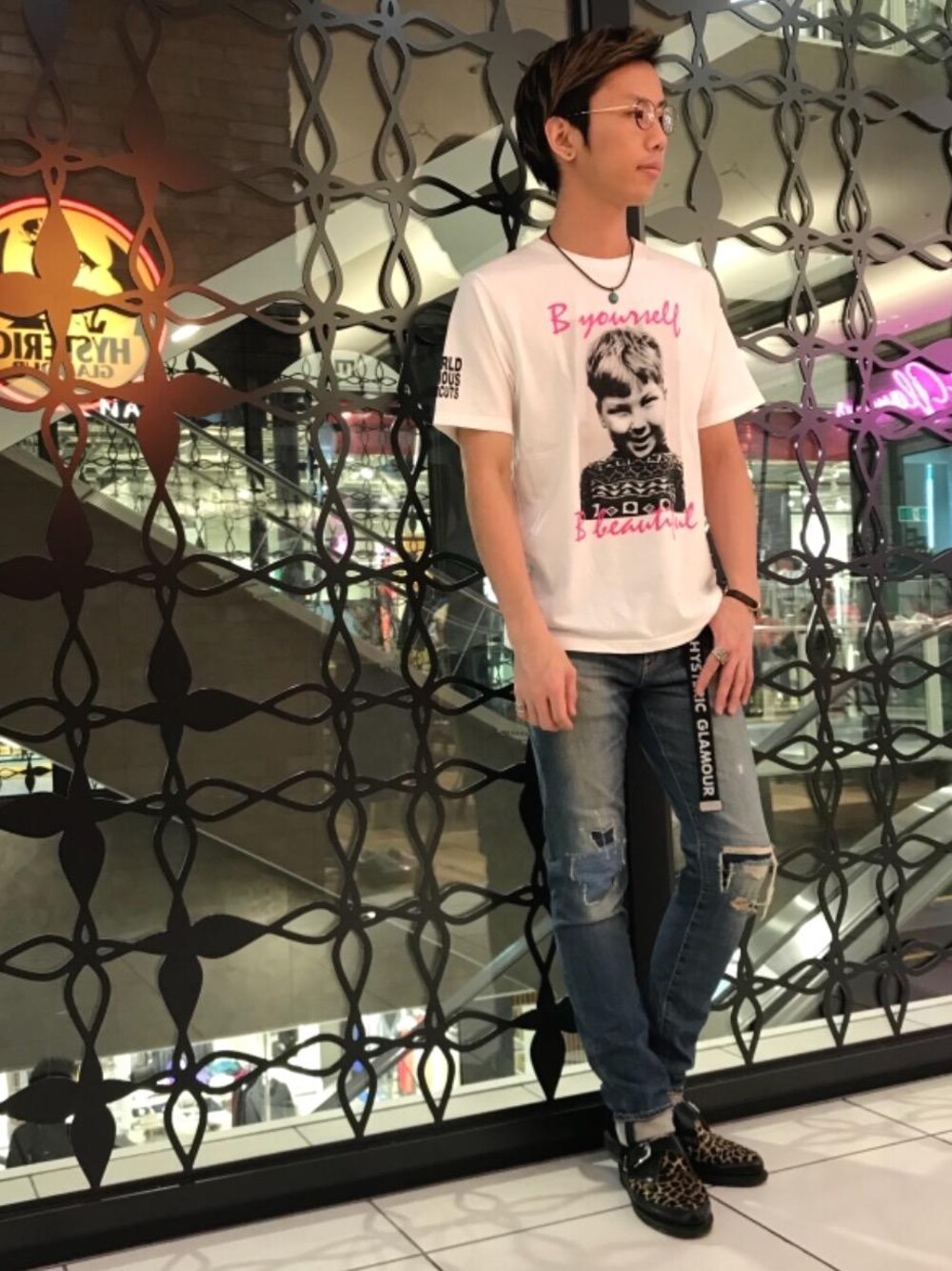 「デニム、カジュアル、シンプル、ロック、コラボ、Tシャツ、大人カジュアル、コラボレーション、Hysteric Glamour、90'sスタイル」｜「HYSTERIC GLAMOURのKPR加工ISKOデニム リメイクスリムパンツ（デニムパンツ、ブルー系）」を使った、TEPPEIYAMASAKIさん（メンズ・175cm）の秋コーディネートの1枚目の写真