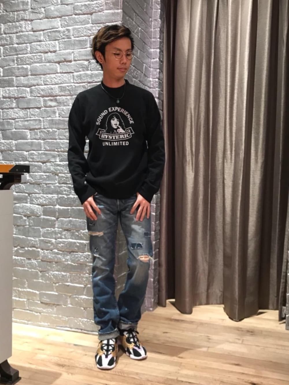 「デニム、カジュアル、シンプル、ロック、大人カジュアル、Hysteric Glamour、ラフ、ハイテク、秋コーデ、ローテク」｜「HYSTERIC GLAMOURのSP加工デニムリメイク スリムストレートパンツ（デニムパンツ、ブルー系）」を使った、TEPPEIYAMASAKIさん（メンズ・175cm）の秋コーディネートの1枚目の写真